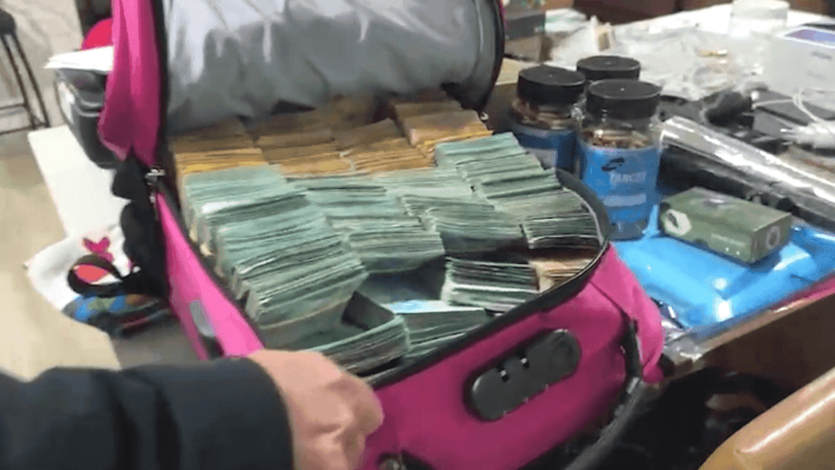 Operação de combate ao tráfico descobre mala com R$ 500 mil em Santa Catarina