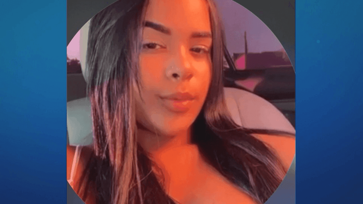 Adolescente é morta a facadas pelo ex-namorado no meio da rua