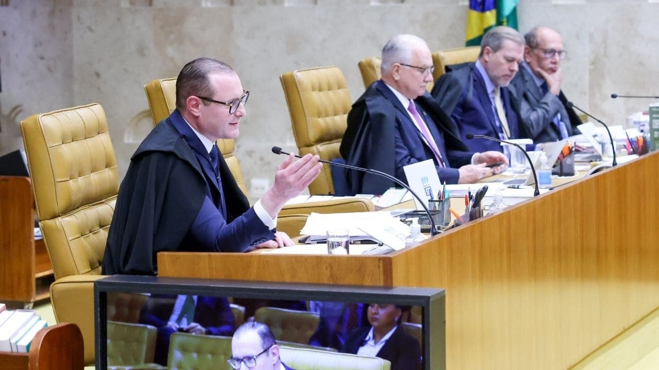 Ministro Cristiano Zanin durante votação no STF