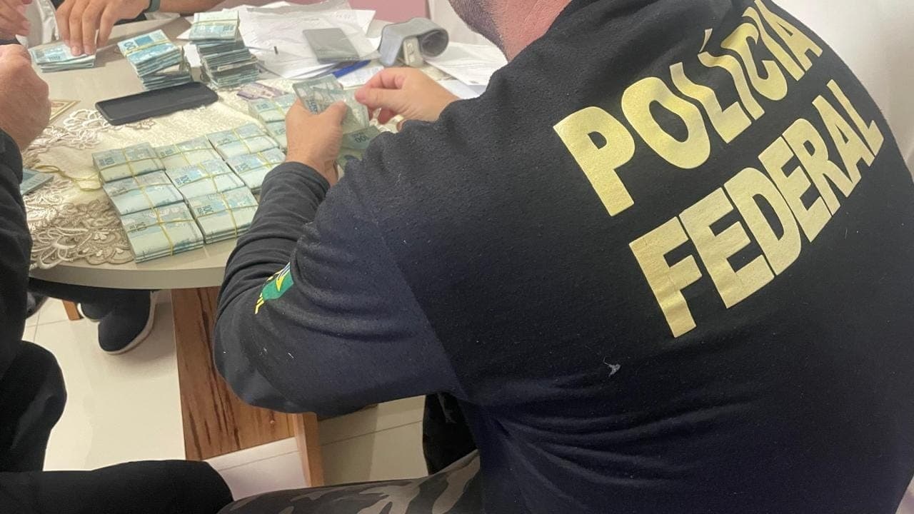 Policiais fazem a contabilização do valor apreendido