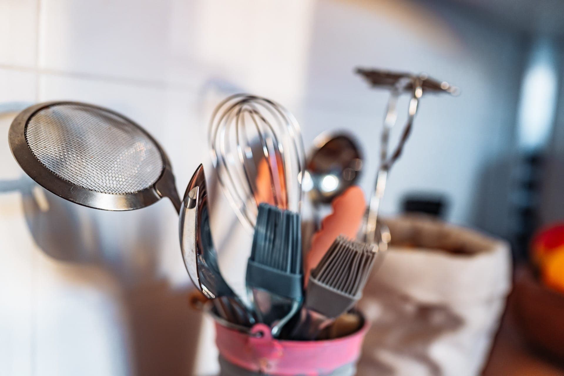 Quais são os utensílios essenciais para uma cozinha?