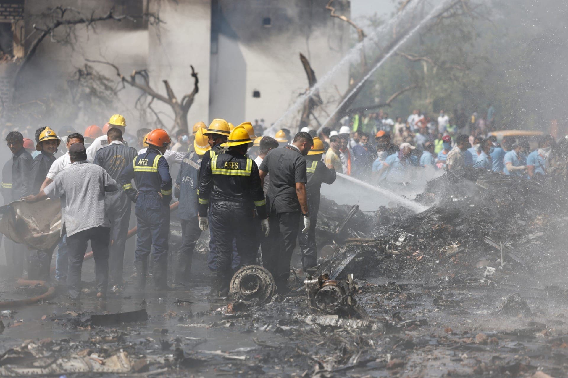 Equipes de emergência trabalham no local da queda de avião na Índia