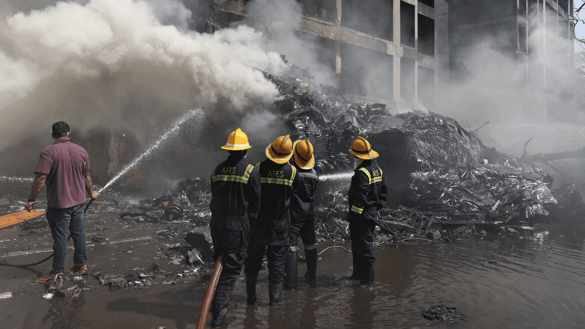 Equipes de emergência trabalham no local da queda de avião na Índia