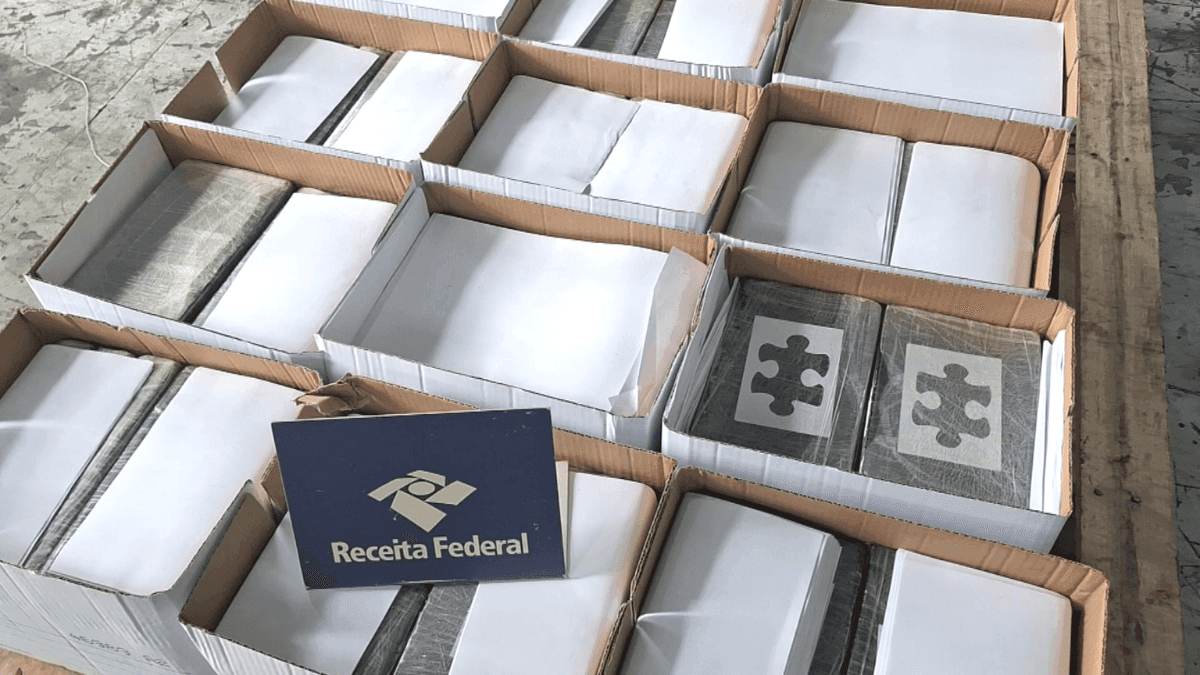 Esconderijos do tráfico: cocaína é encontrada em carga de papel e minério de ferro