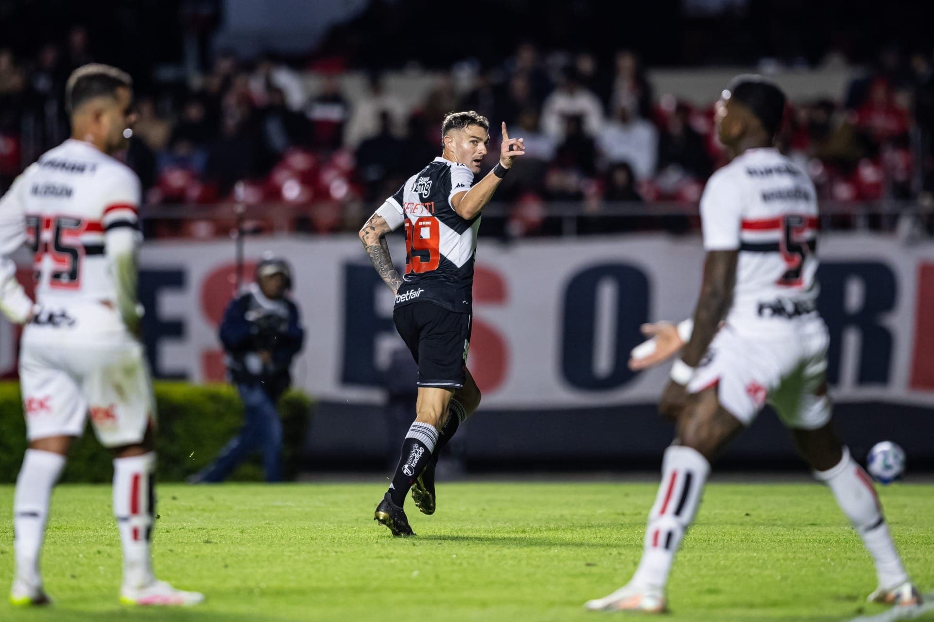 Vegetti fez o terceiro do Vasco sobre o São Paulo no Morumbi