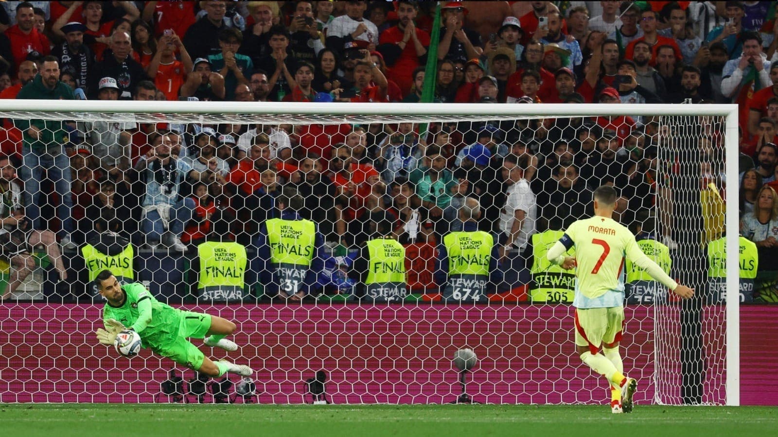 Diogo Costa, por Portugal, defendendo pênalti cobrado pelo espanhol Morata, na decisão da UEFA Nations League em Munique