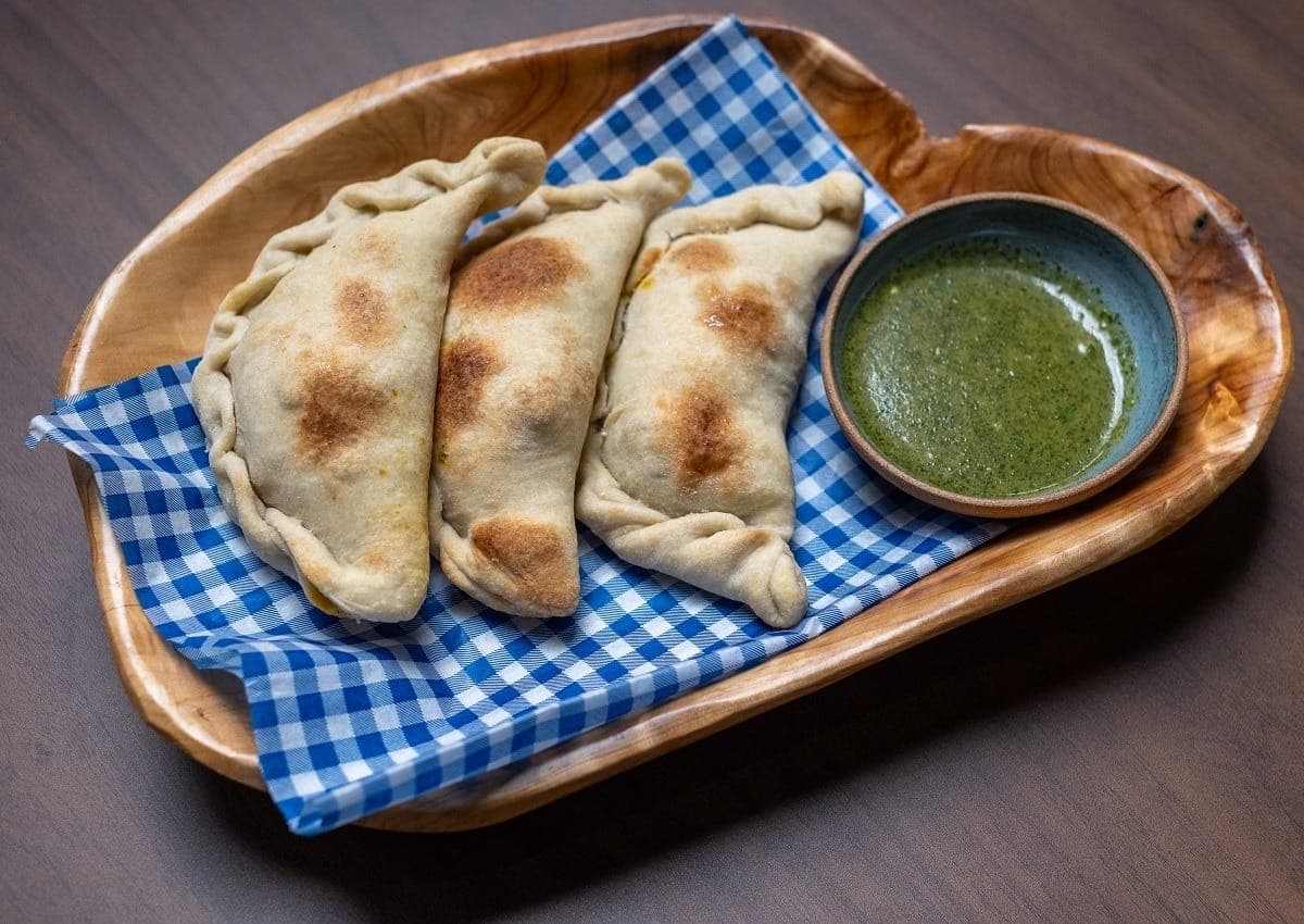 Empanada de moqueca com salsa de coentro