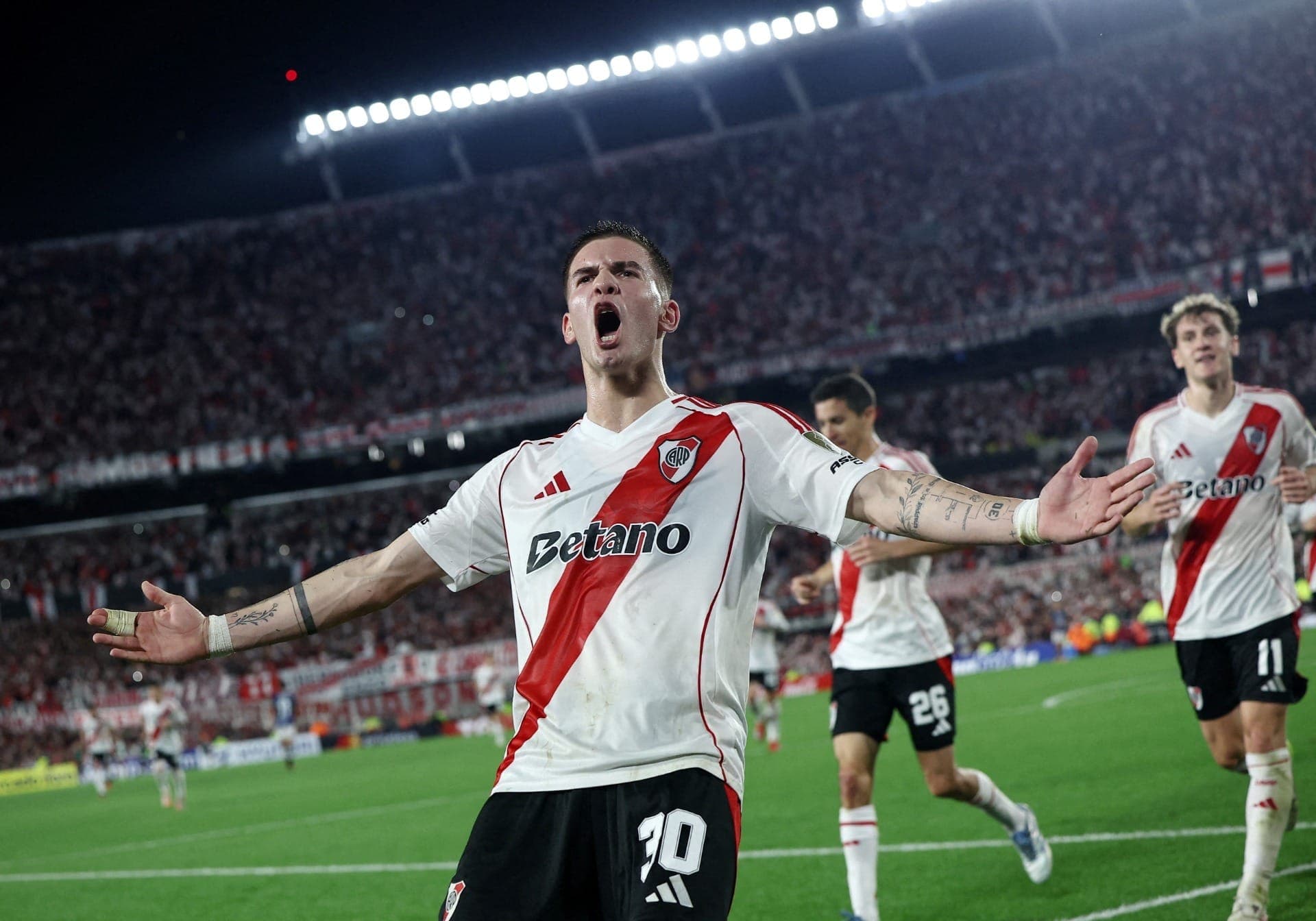 Franco Mastantuono, do River Plate, comemora o terceiro gol contra o Del Valle