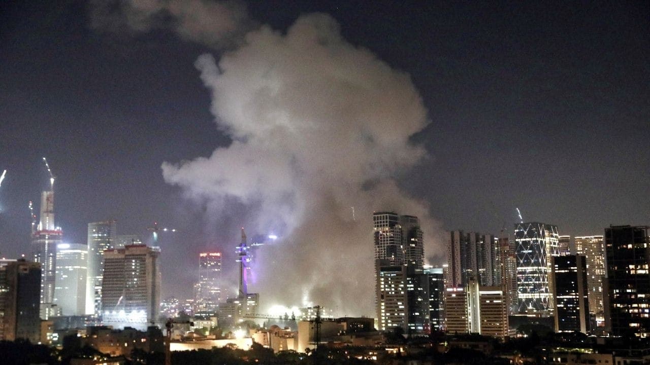 Fumaça em Tel Aviv após mísseis lançados pelo Irã