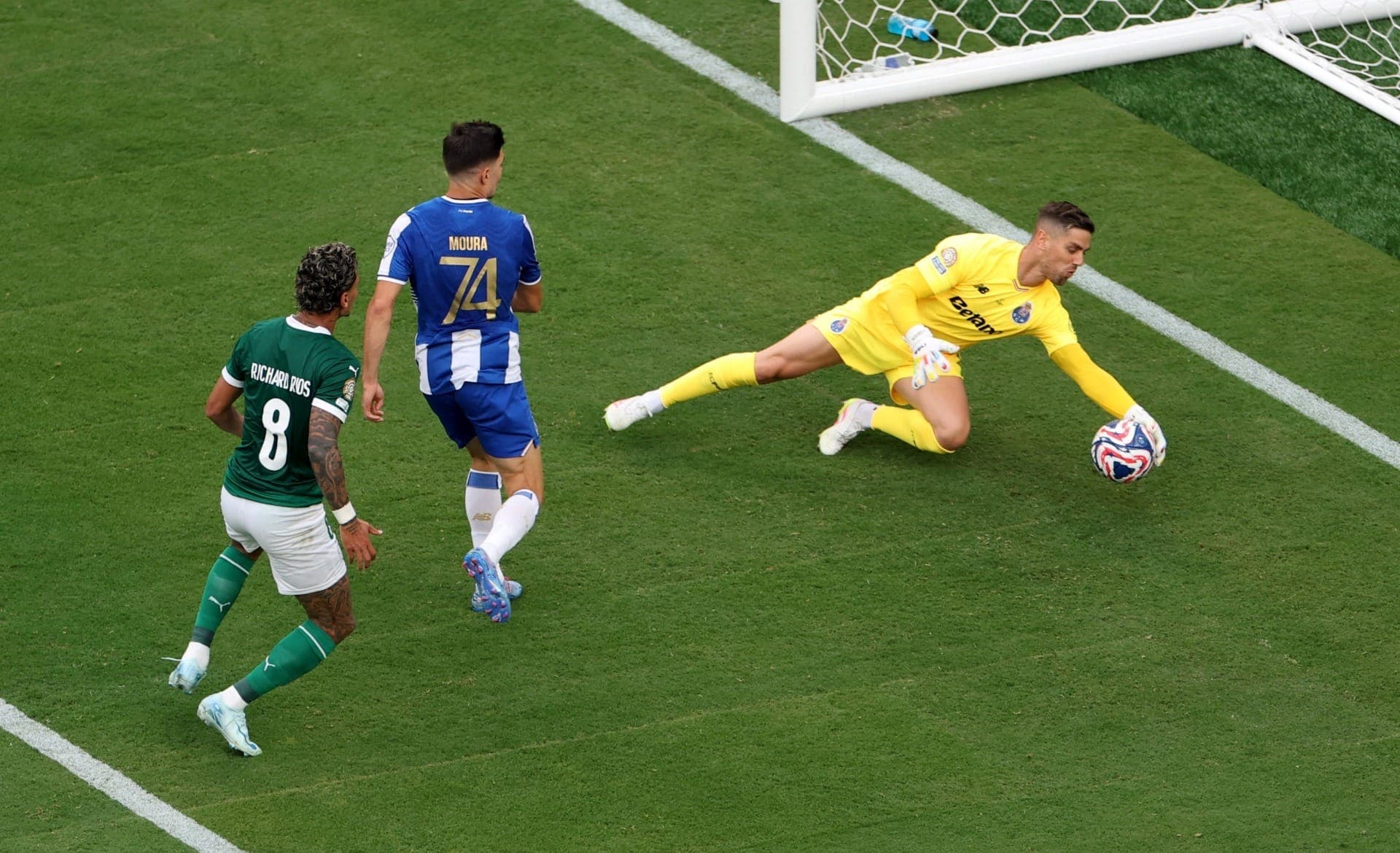Cláudio Ramos fez defesaças no jogo entre Palmeiras e Porto