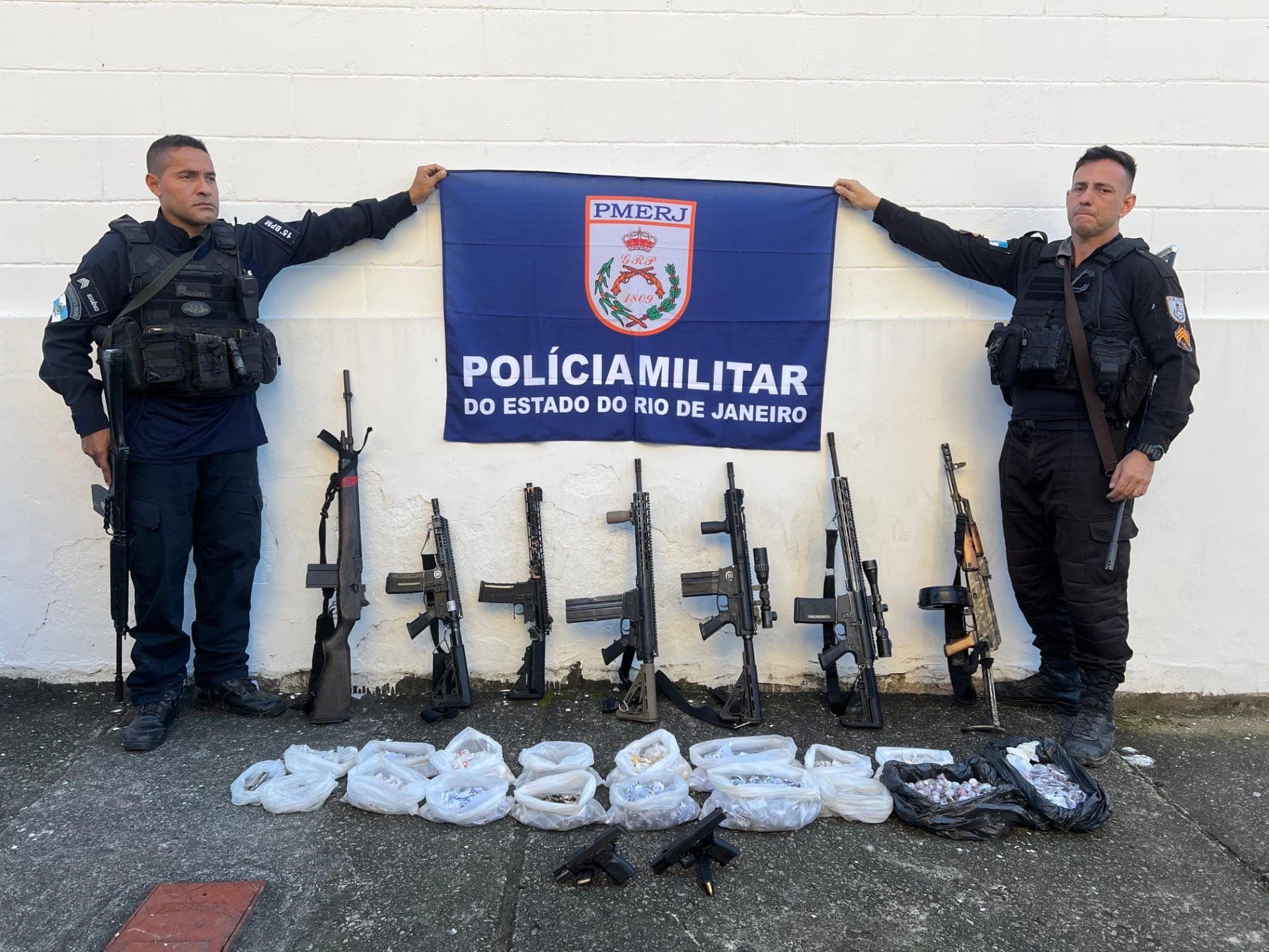 Armas e itens apreendidos pela PM