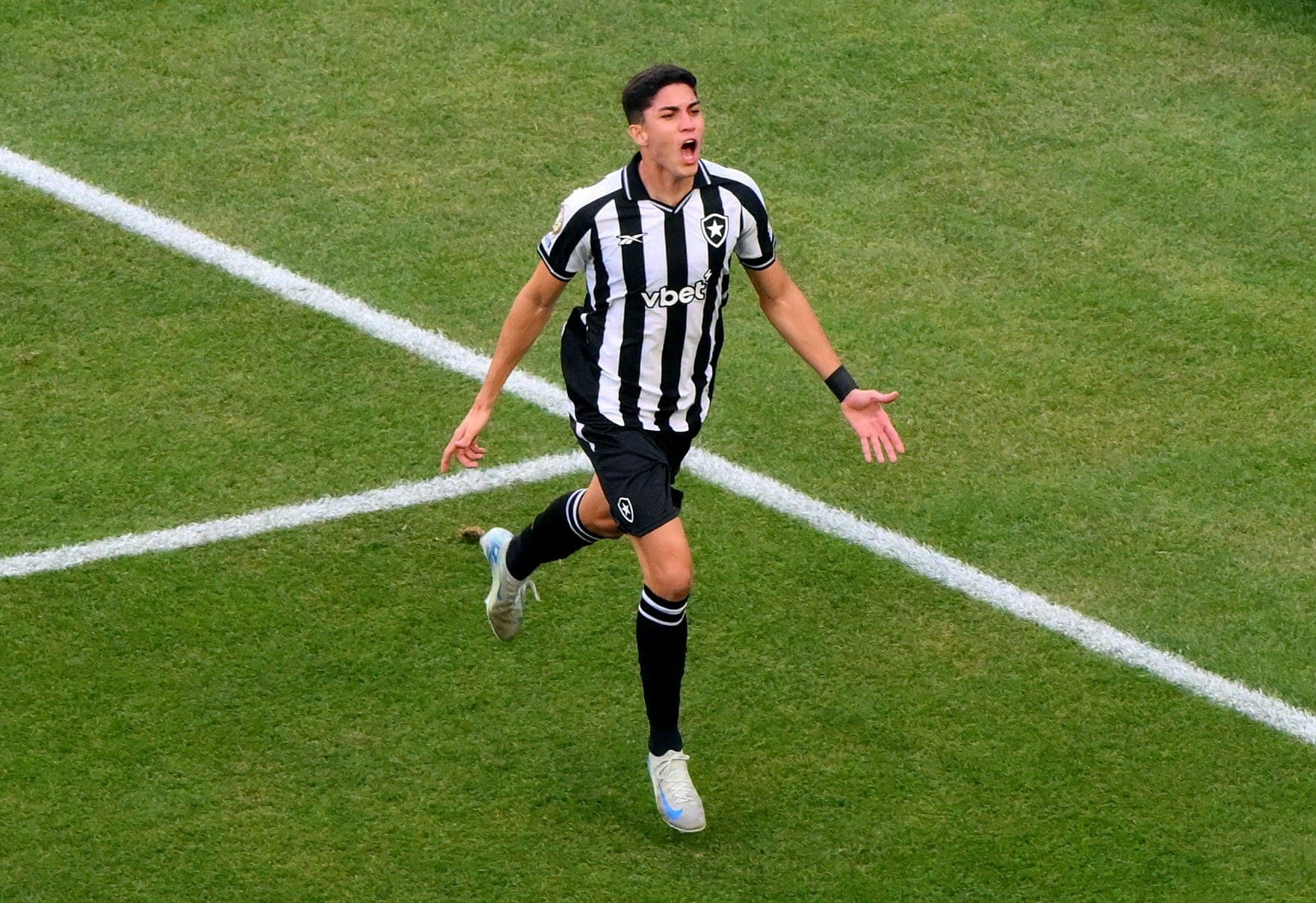 Jair comemora primeiro gol do Botafogo