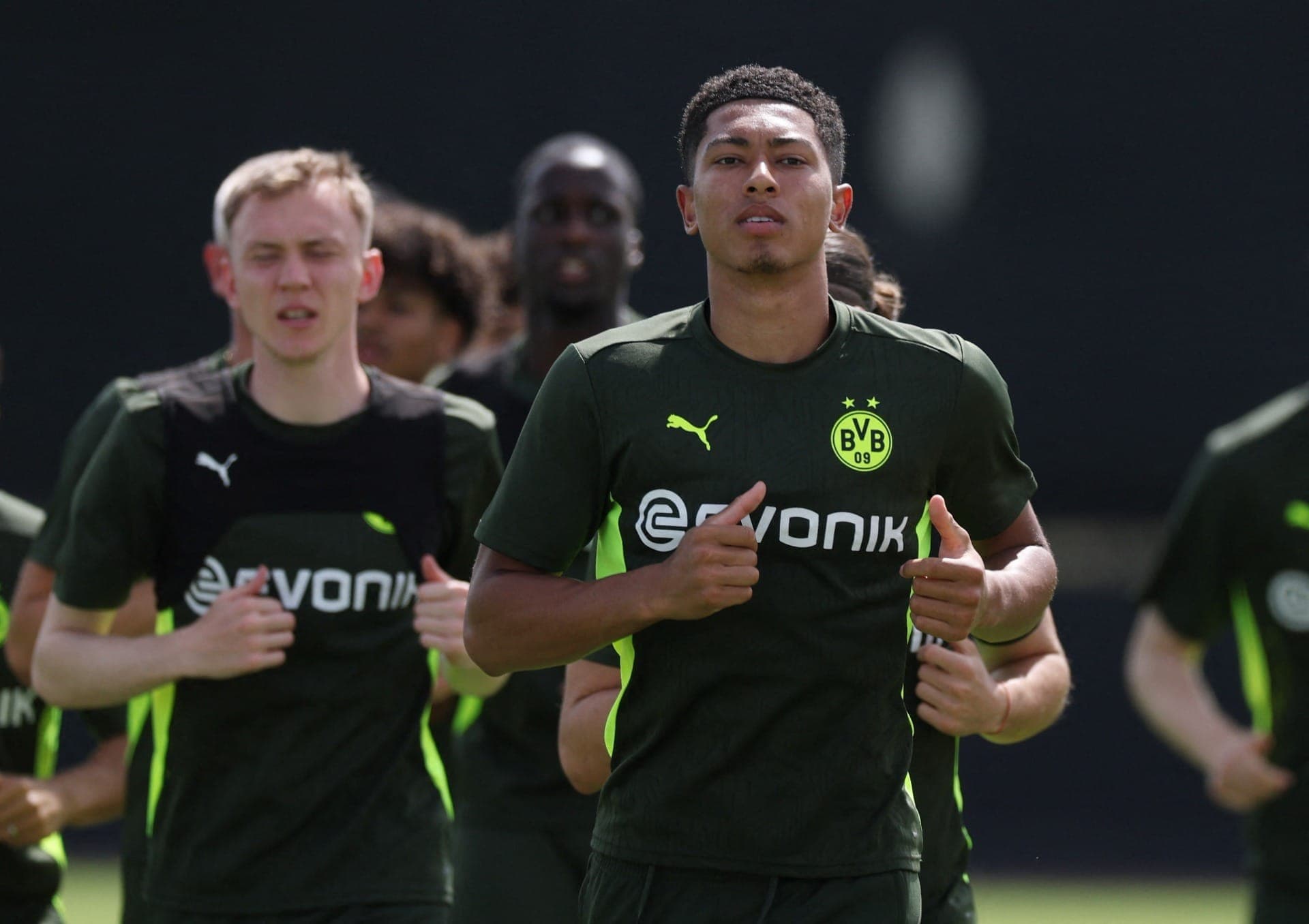 Jobe Bellingham, do Borussia Dortmund, com companheiros de equipe durante o treinamento