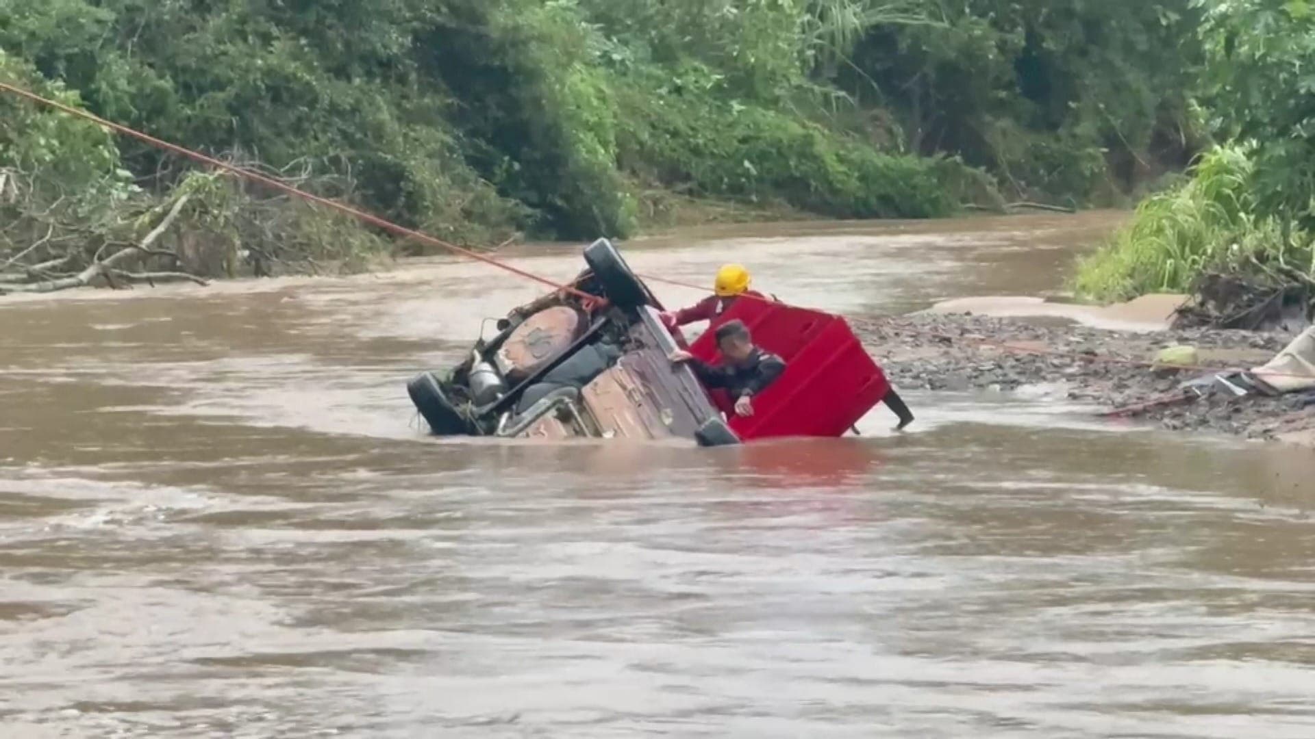 Carro é arrastado por correnteza em Candelária, no RS
