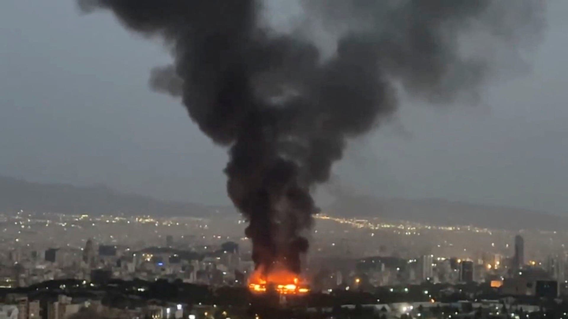 Fumaça em Teerã, no Irã, após ataque israelense nesta terça-feira (17)