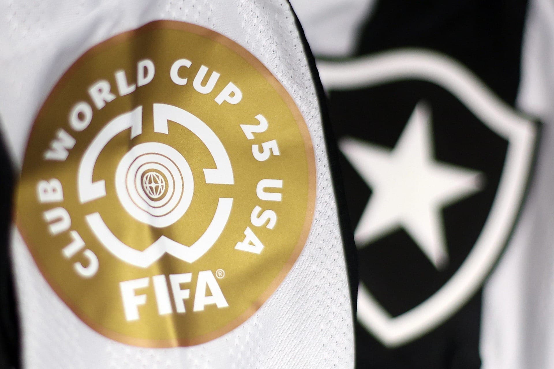 Camisa do Botafogo com o patch da Copa do Mundo de Clubes