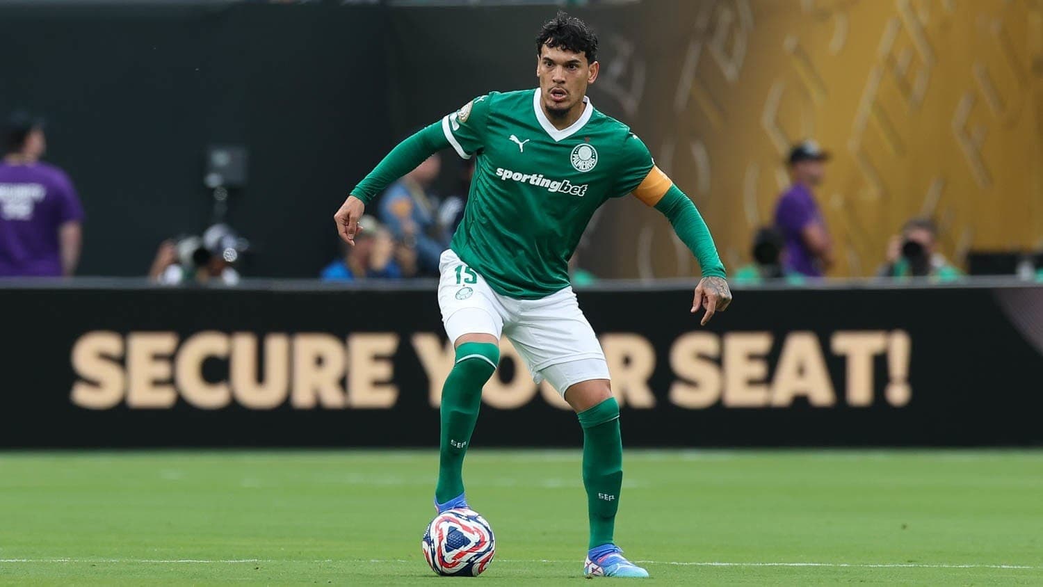 Gustavo Gómez em jogo válido pela fase de grupos, da Copa do Mundo de Clubes da FIFA