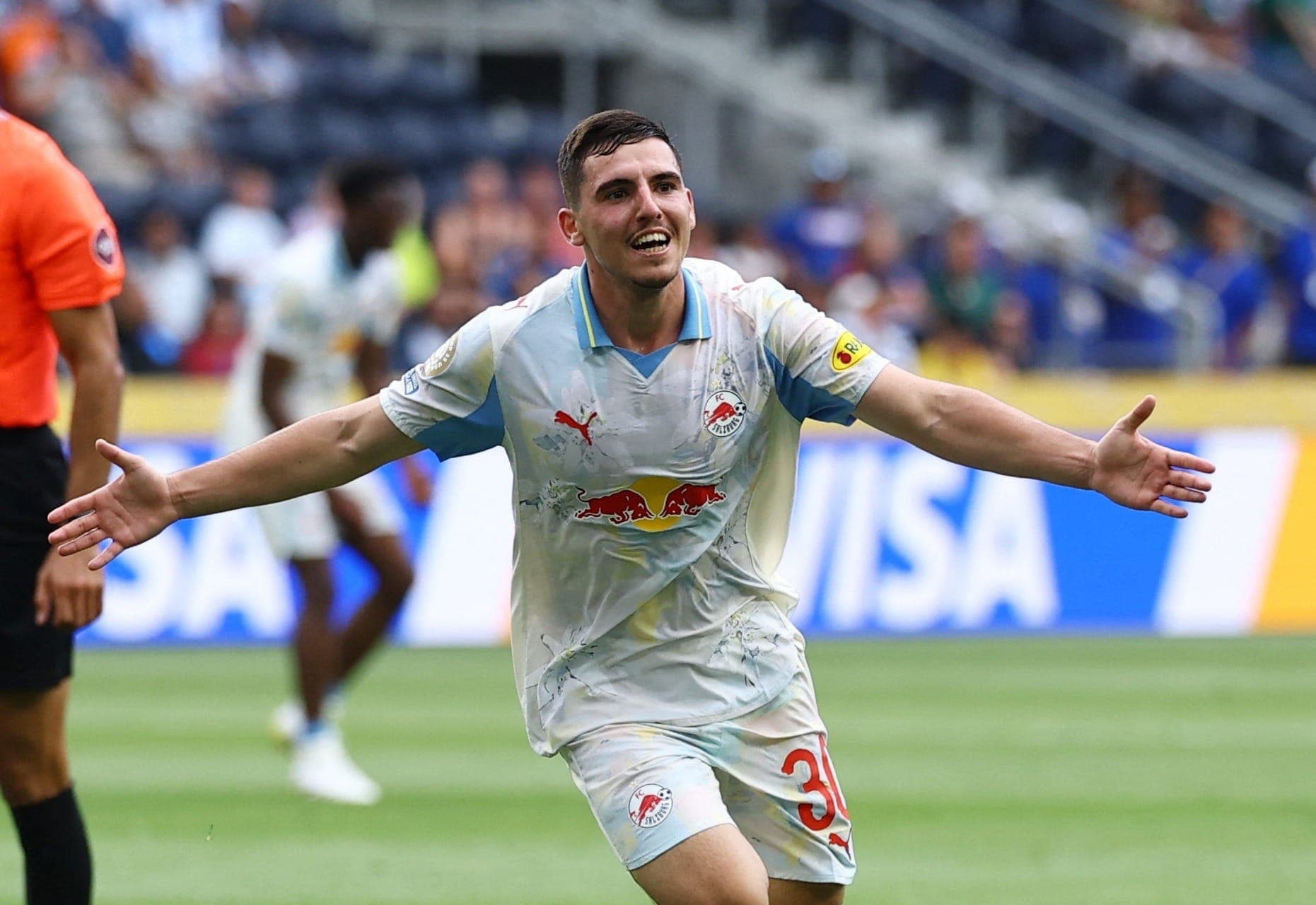 Oscar Gloukh, do RB Salzburg, comemora o primeiro gol
