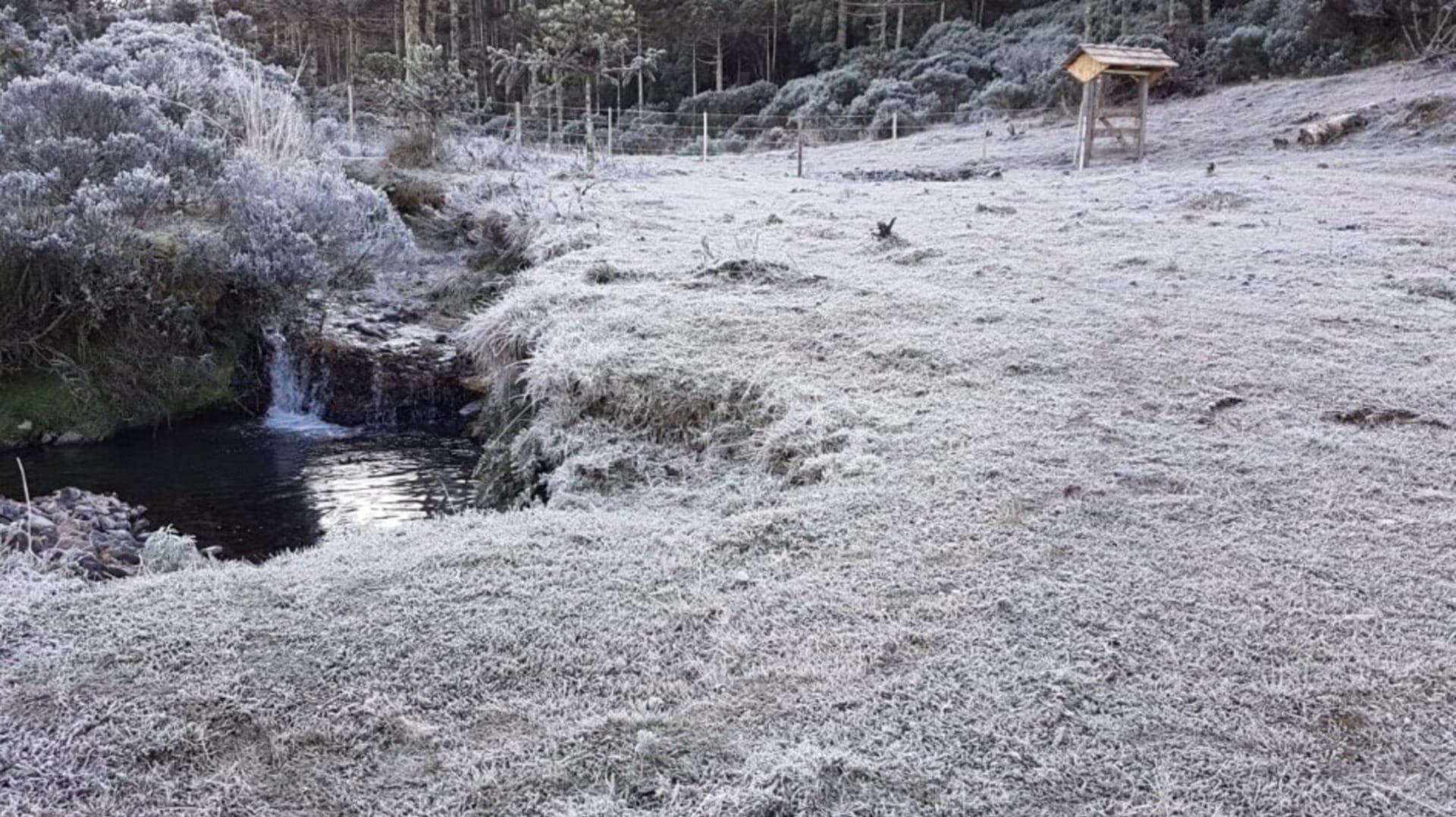 Propriedade rural no Rio Grande do Sul coberta com neve