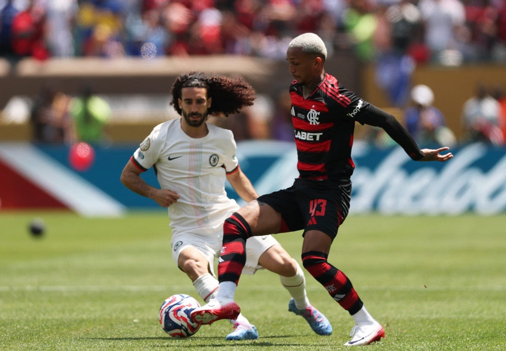Wesley, do Flamengo, encara a marcação de Cucurella, do Chelsea