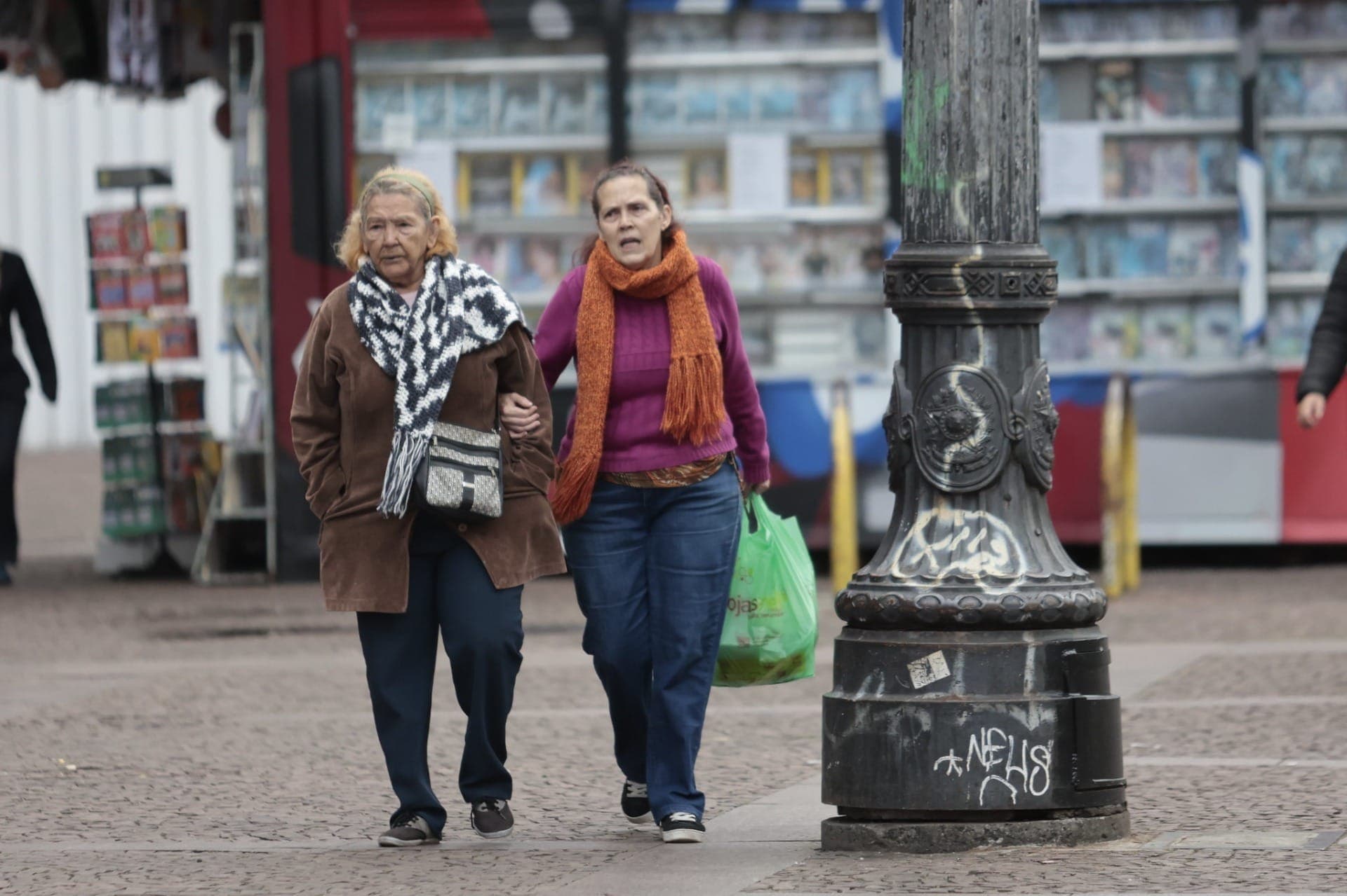 Pessoas caminham durante frio e baixa temperatura na capital paulista