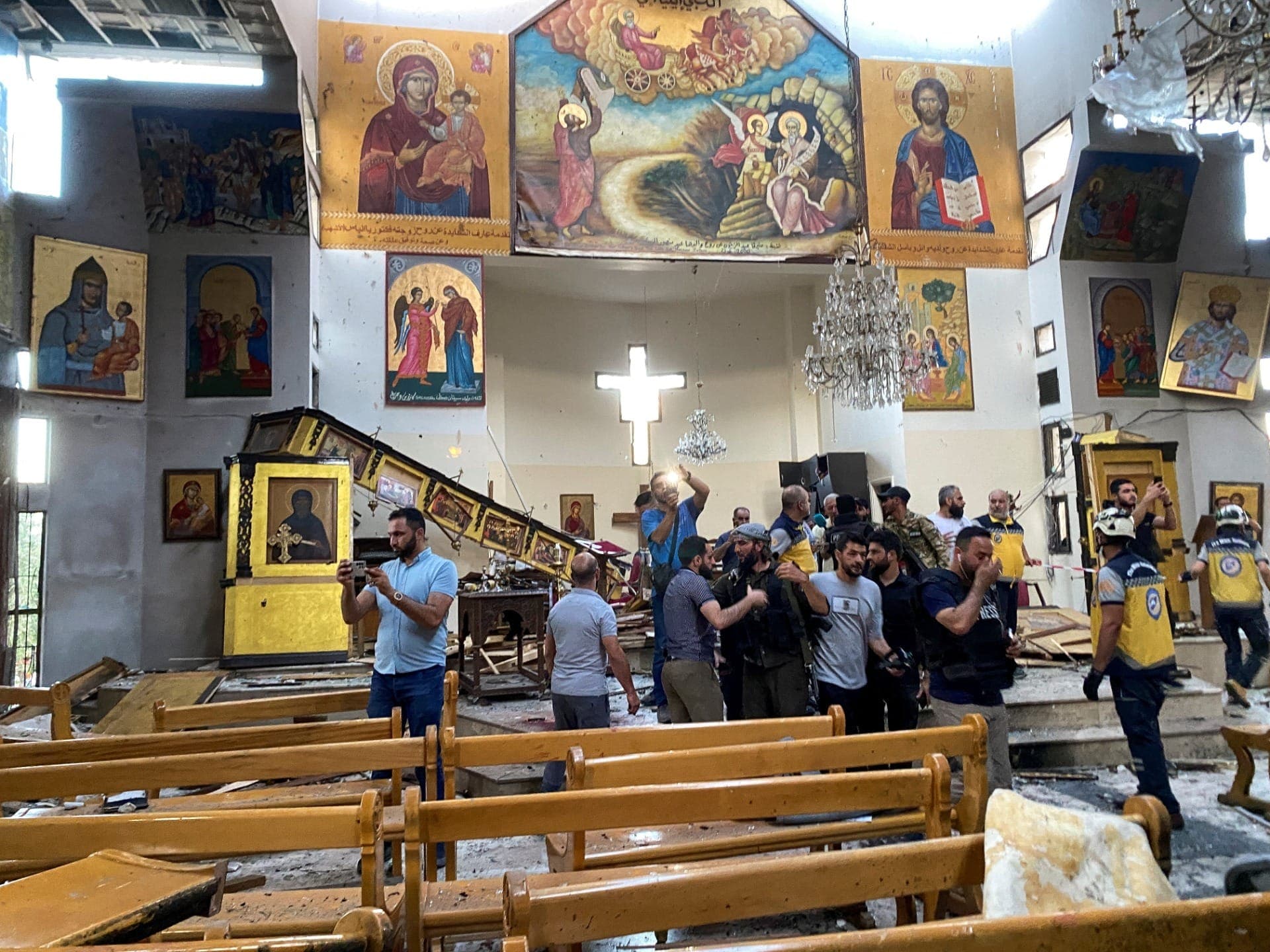 Homem-bomba na Síria abriu fogo e detonou um colete explosivo dentro de uma igreja ortodoxa grega