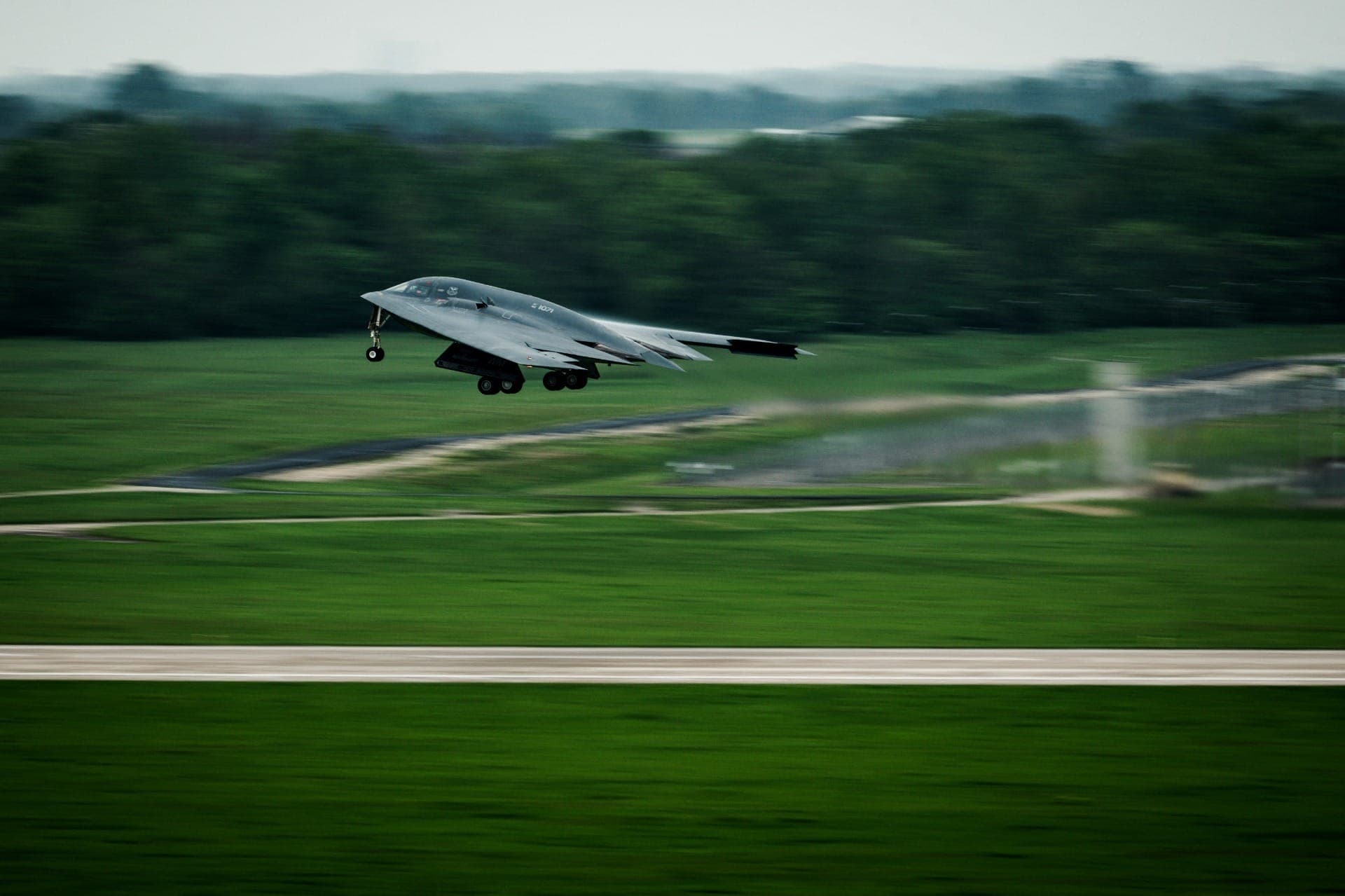 O bombardeiro furtivo B-2 Spirit decola da Base Aérea de Whiteman, Missouri