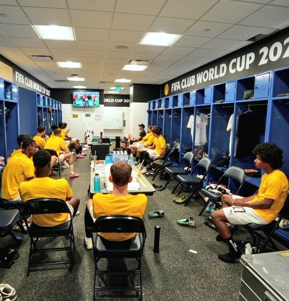 Calor faz jogadores reservas do Borussia assistirem ao jogo do vestiário
