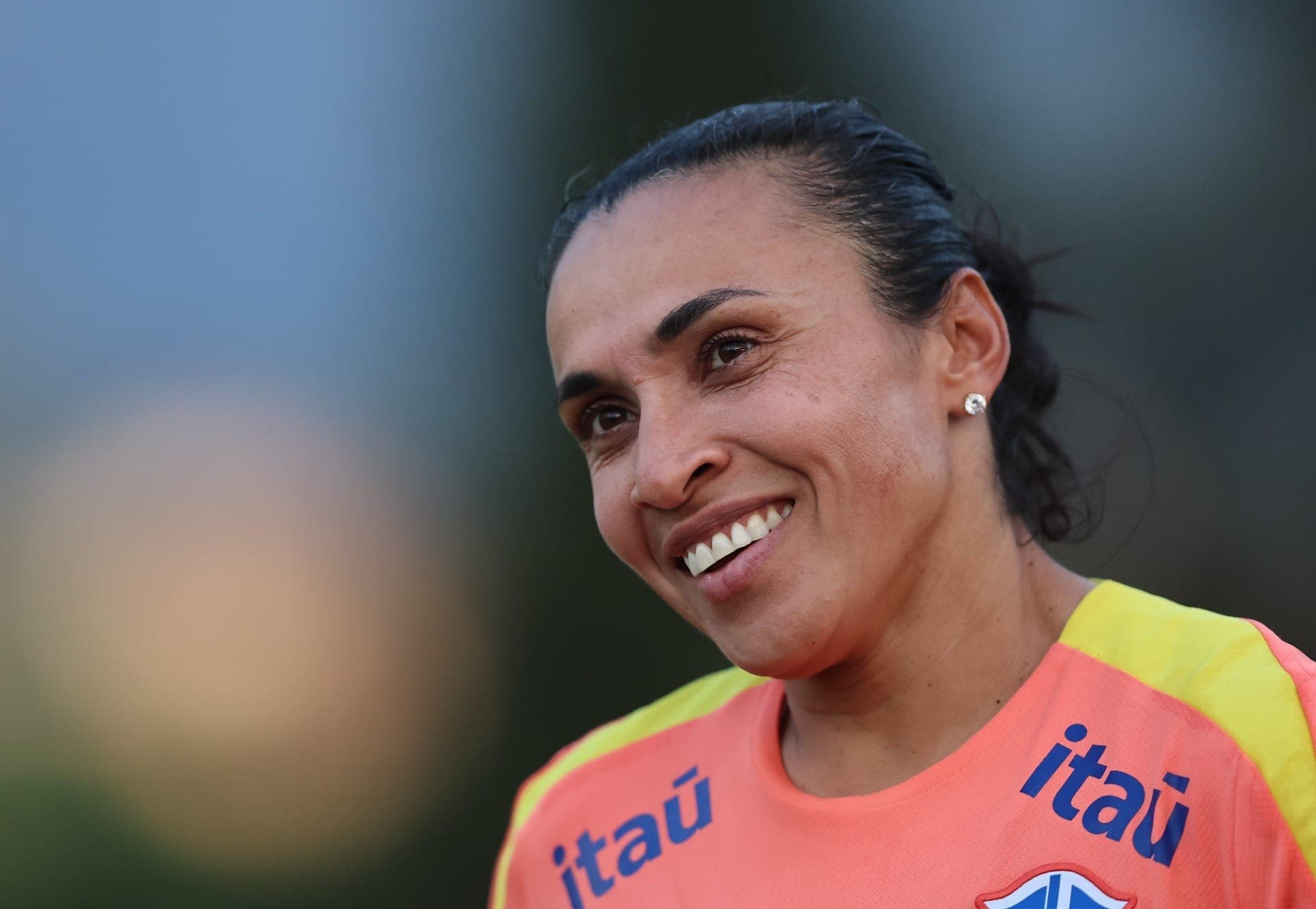 Marta durante segundo treino para o amistoso contra a França
