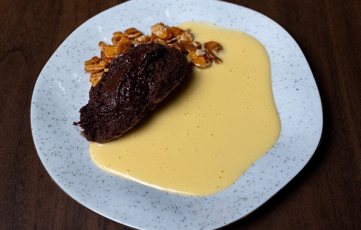 Mousse de chocolate francês com creme inglês aromatizado com laranja e praliné de amêndoas