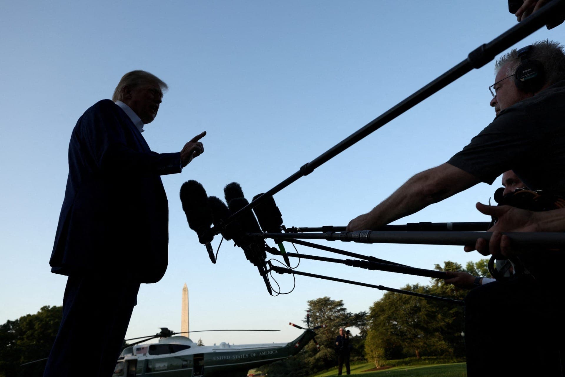 O presidente dos Estados Unidos, Donald Trump, fala com a imprensa antes de embarcar no Marine One com destino à Cúpula da OTAN, em Haia, na Holanda