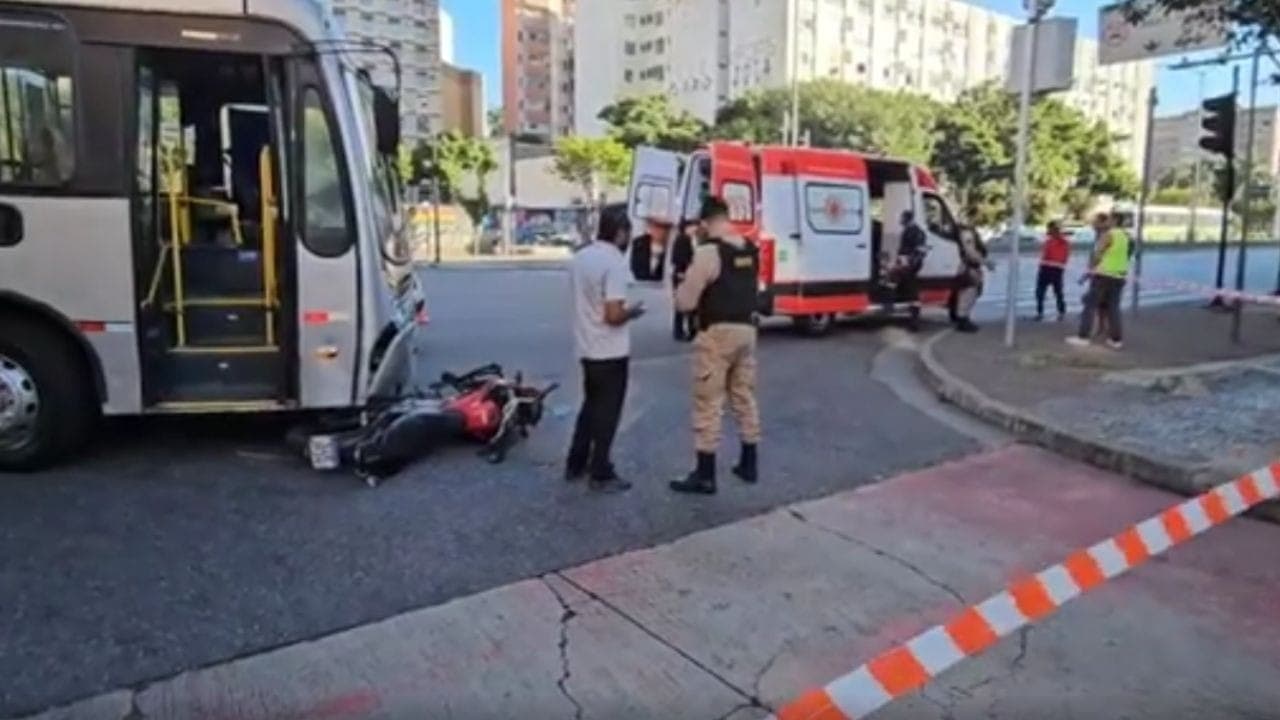 Duas mulheres ficam feridas em acidente entre ônibus e moto no centro de BH
