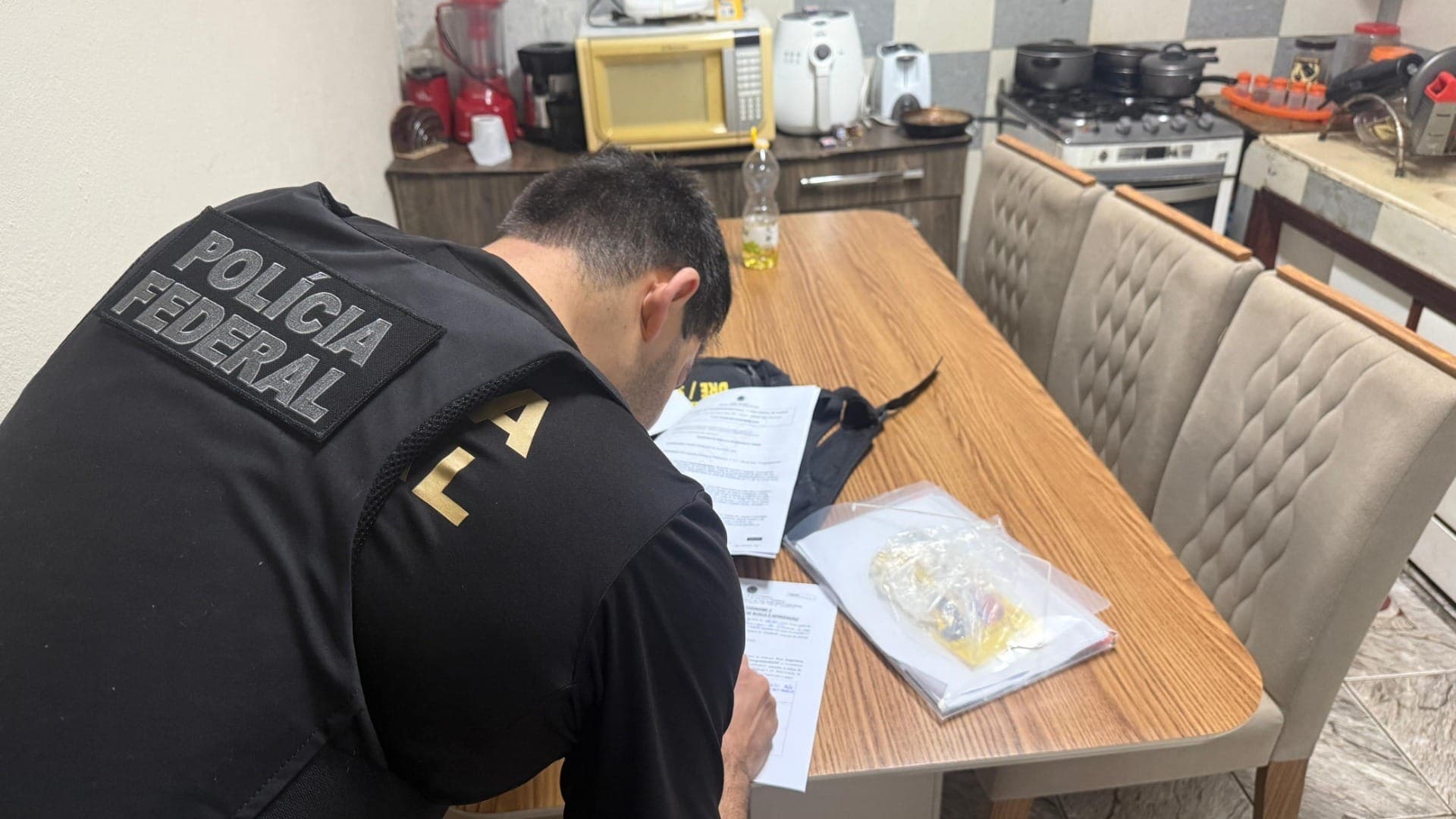 Polícia Federal realiza operação em Caraguatatuba para investigar esquema de fraudes bancárias