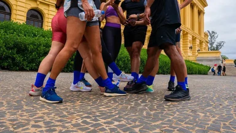 A meia azul é código para destacar os corredores em busca de um amor