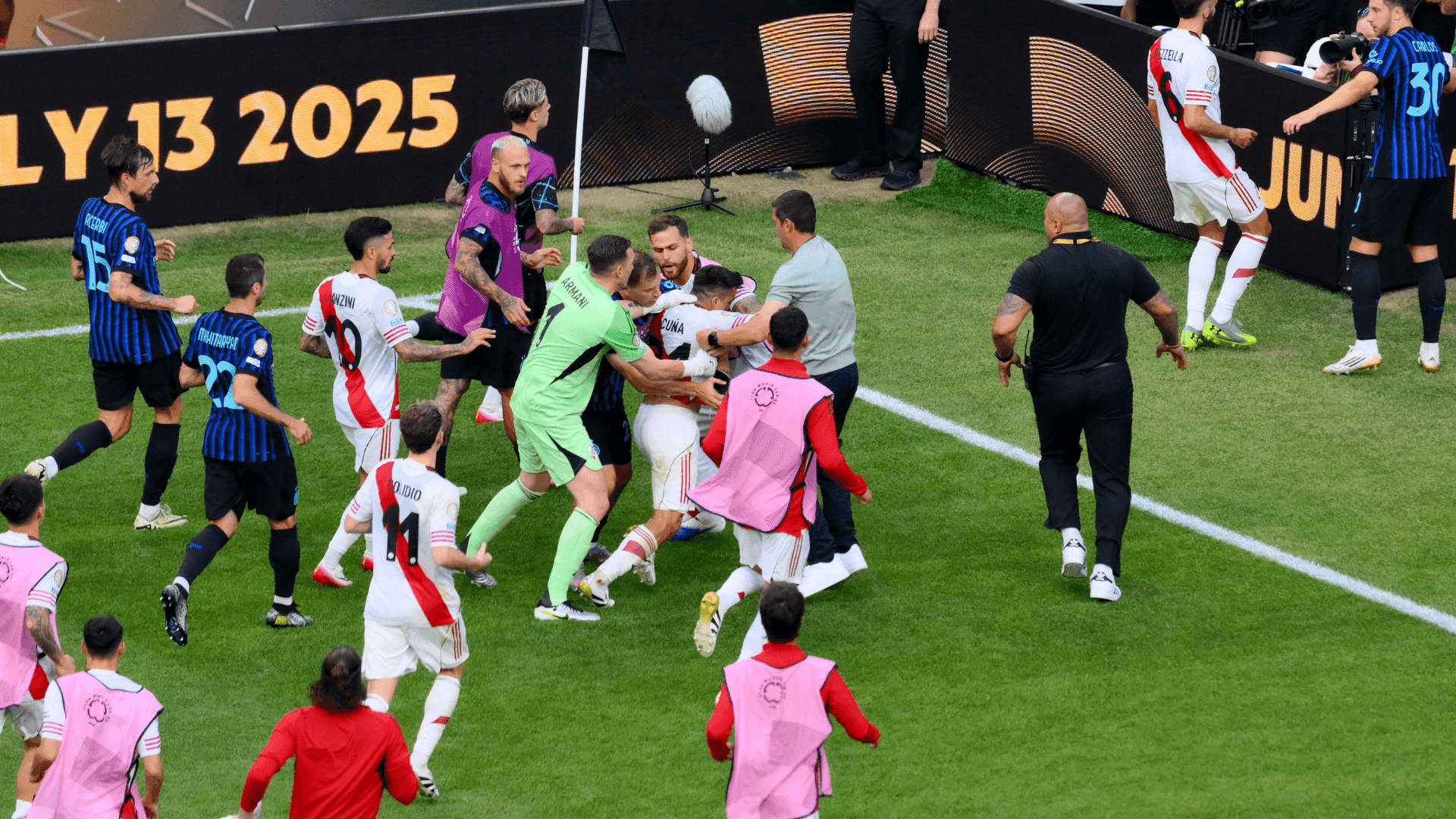 Após o apito final do jogo entre Inter de Milão e River Plate, o argentino Acuña foi para cima do holandês Dumfries