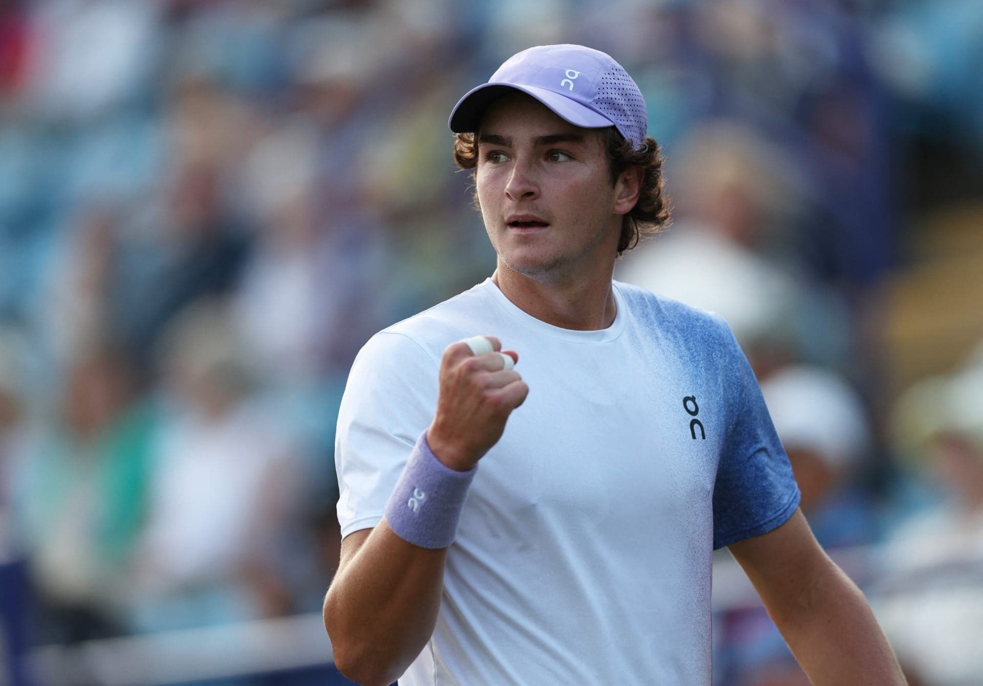 Brasileiro João Fonseca reage durante sua partida contra Taylor Fritz, dos EUA