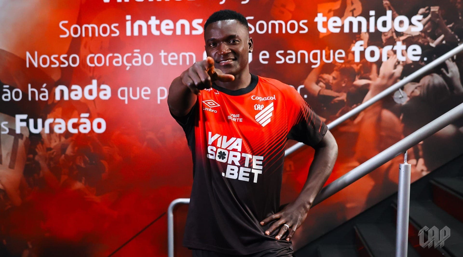 “El Tren” Kevin Viveros é o novo camisa 9 do Athletico Paranaense