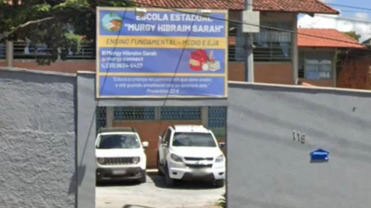 Aluno suspenso é retirado à força por PM dentro de sala de aula em Santa Luzia