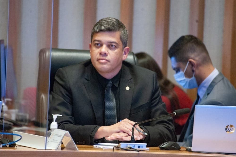 Deputado do DF Daniel Donizet (MDB) tentou dar ‘carteirada’ após ser parado para teste do bafômetro