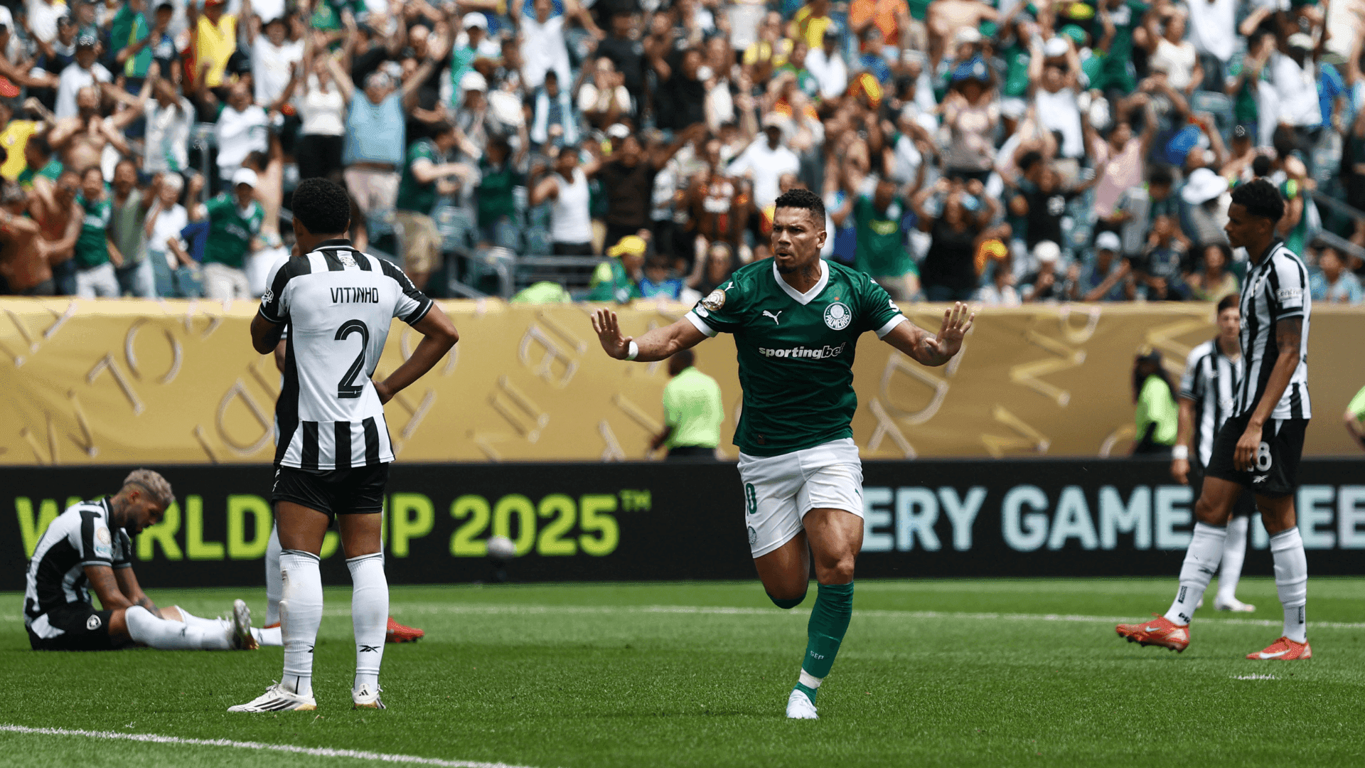 Paulinho comemora gol contra o Botafogo, na prorrogação, em emocionante confronto de oitavas de final da Copa do Mundo de Clubes