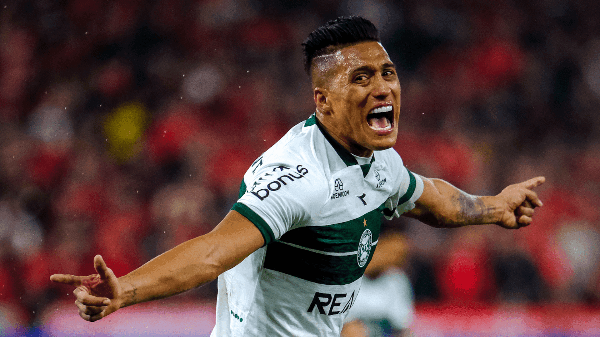 Sebástian Gómez comemora o gol da vitória do Coritiba no clássico Atletiba, diante de 40 mil torcedores