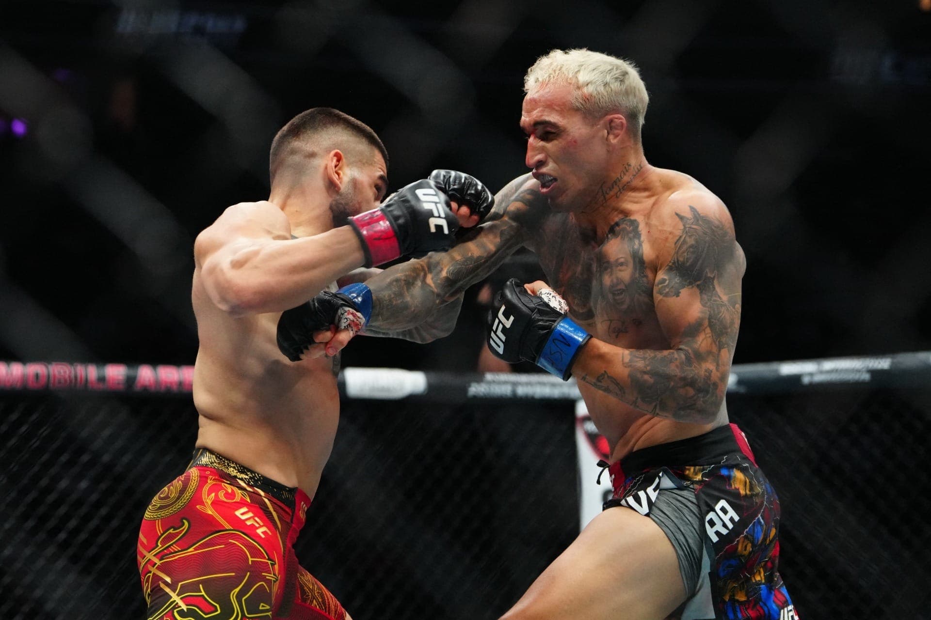 Ilia Topuria luta contra Charles Oliveira durante o UFC 317 na T-Mobile Arena