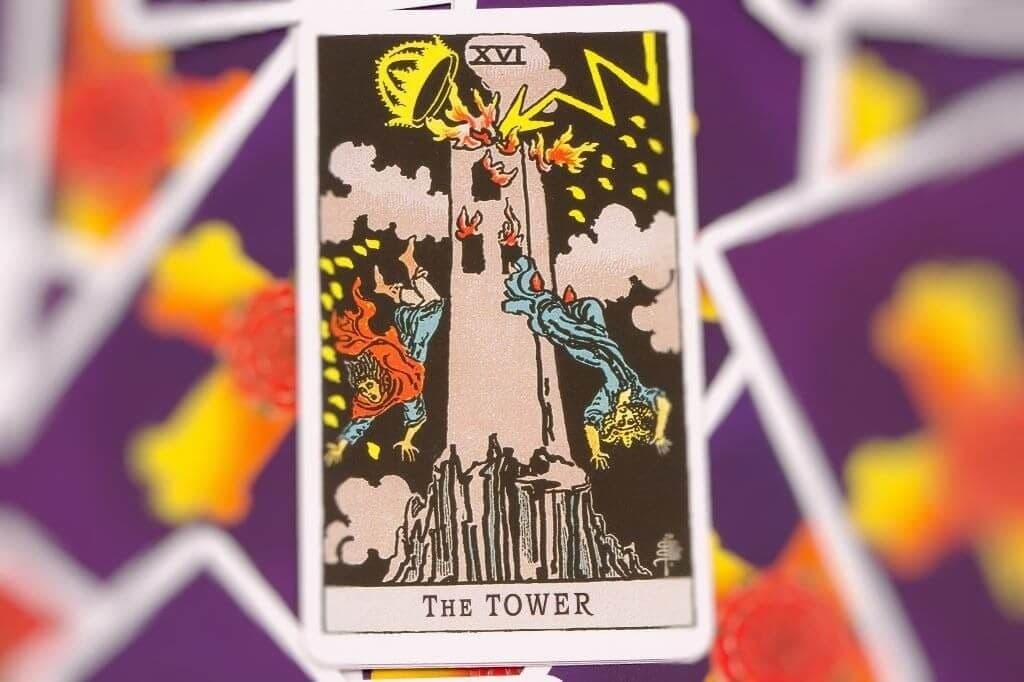 Carta do Tarot de julho de 2025 é A Torre: o que esperar?