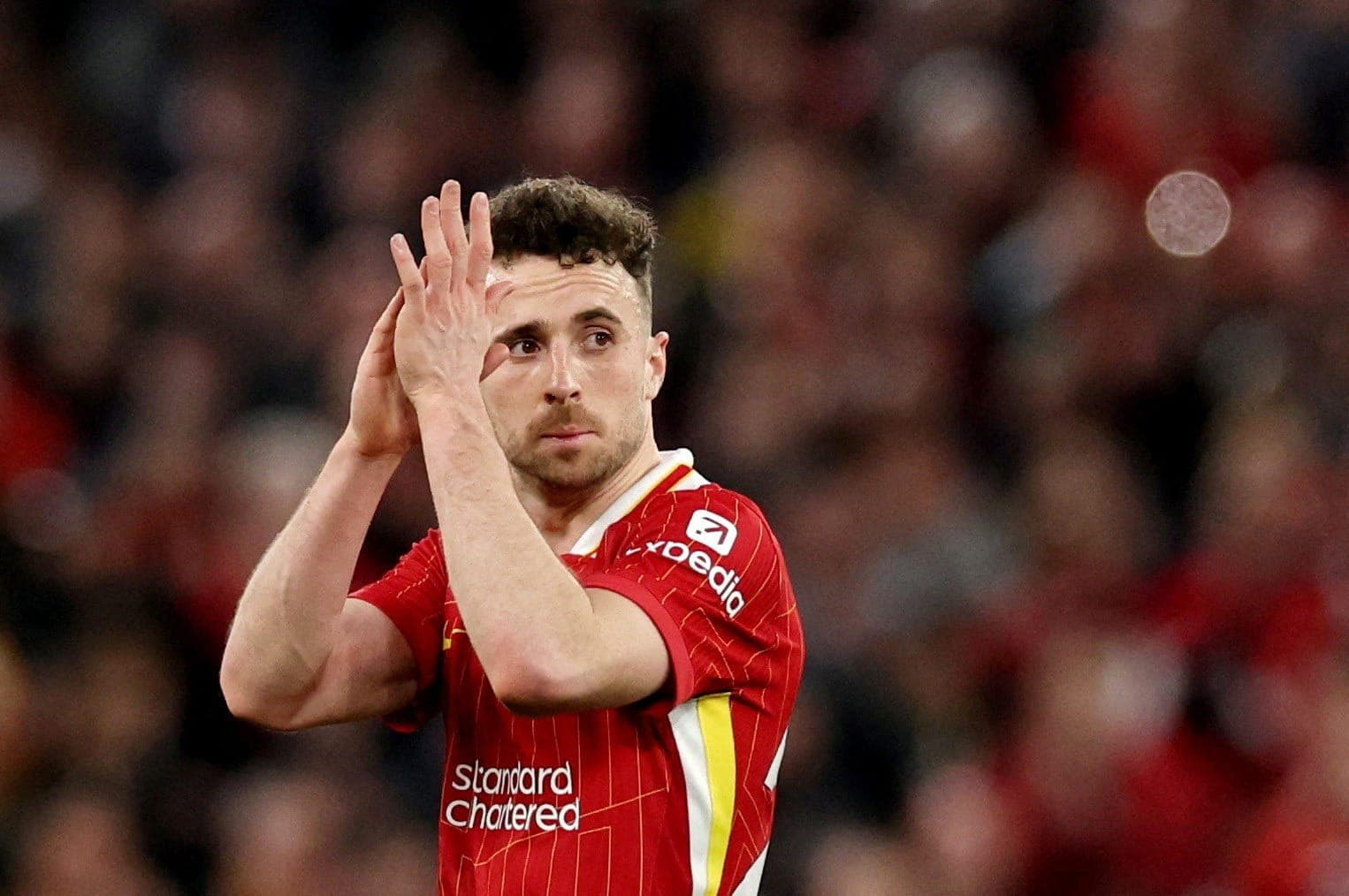 Diogo Jota, do Liverpool, após ser substituído durante a partida de futebol da Premier League entre Liverpool e Everton, em Anfield, Liverpool