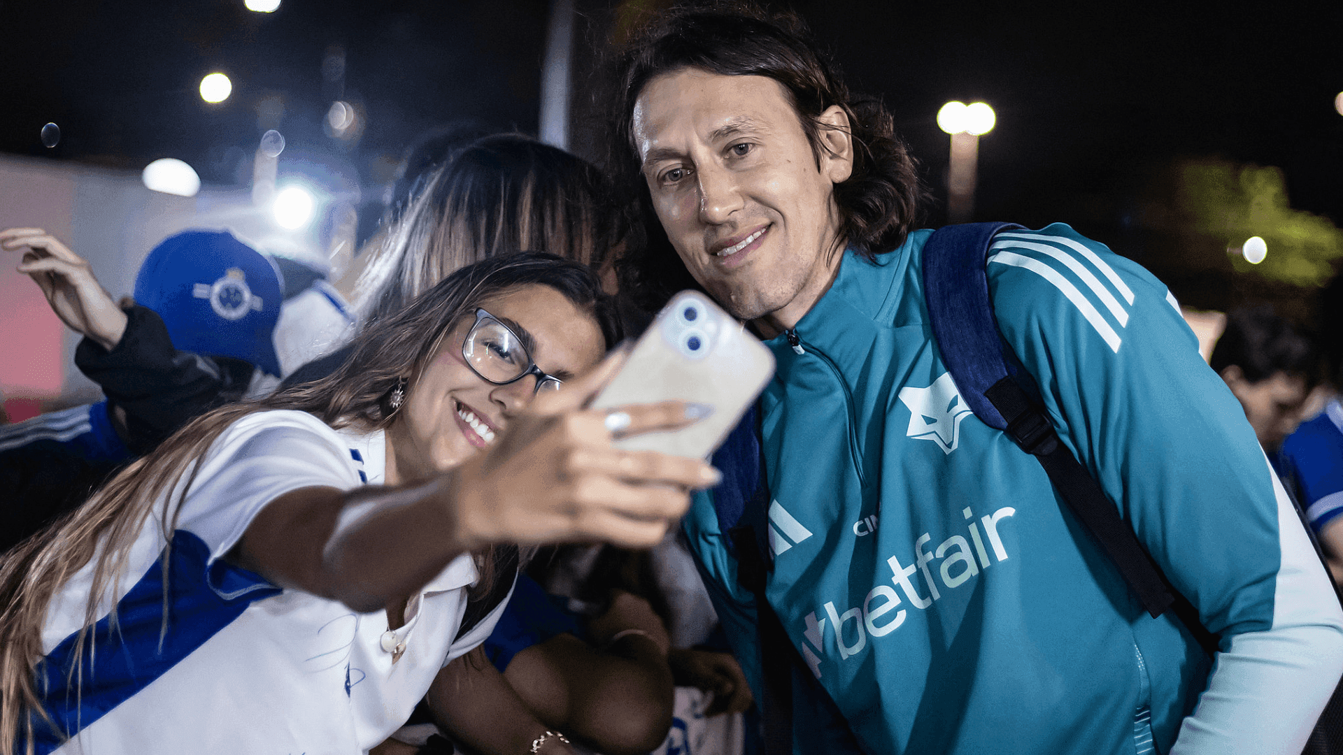 Goleiro Cássio tirando fotos com torcedores do Cruzeiro em Cariacica (ES). Cabuloso enfrenta Defensa Y Justicia nesta quinta (3), pelo torneio Vitória Cup