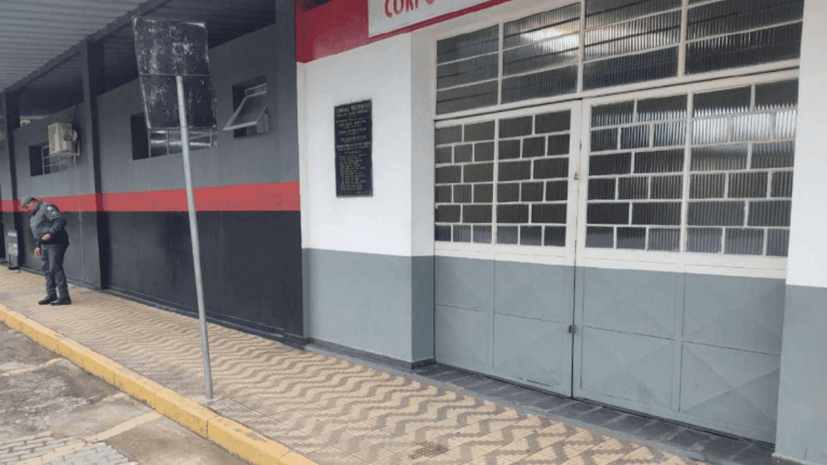 Homem é preso após jogar bomba caseira em frente à base da Polícia Militar em Cunha