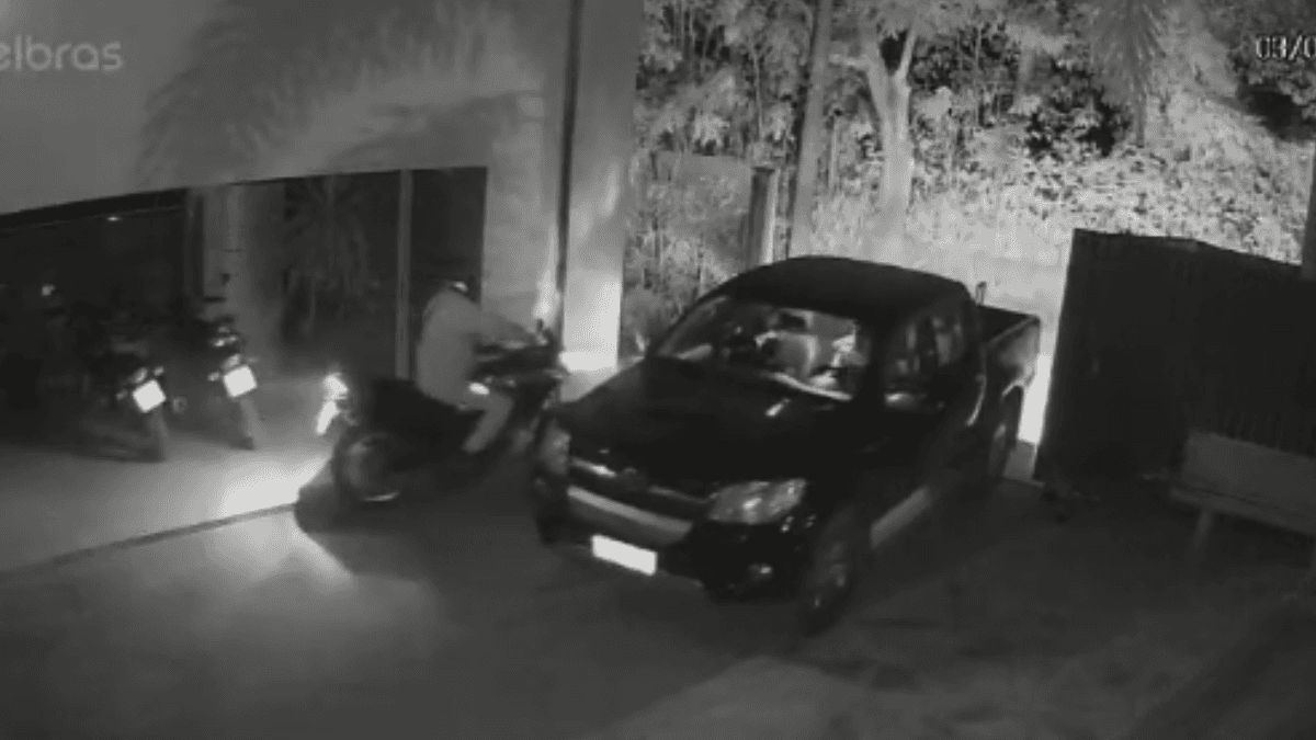 Os criminosos fugiram em uma caminhonete e uma motocicleta, que eram das vítimas
