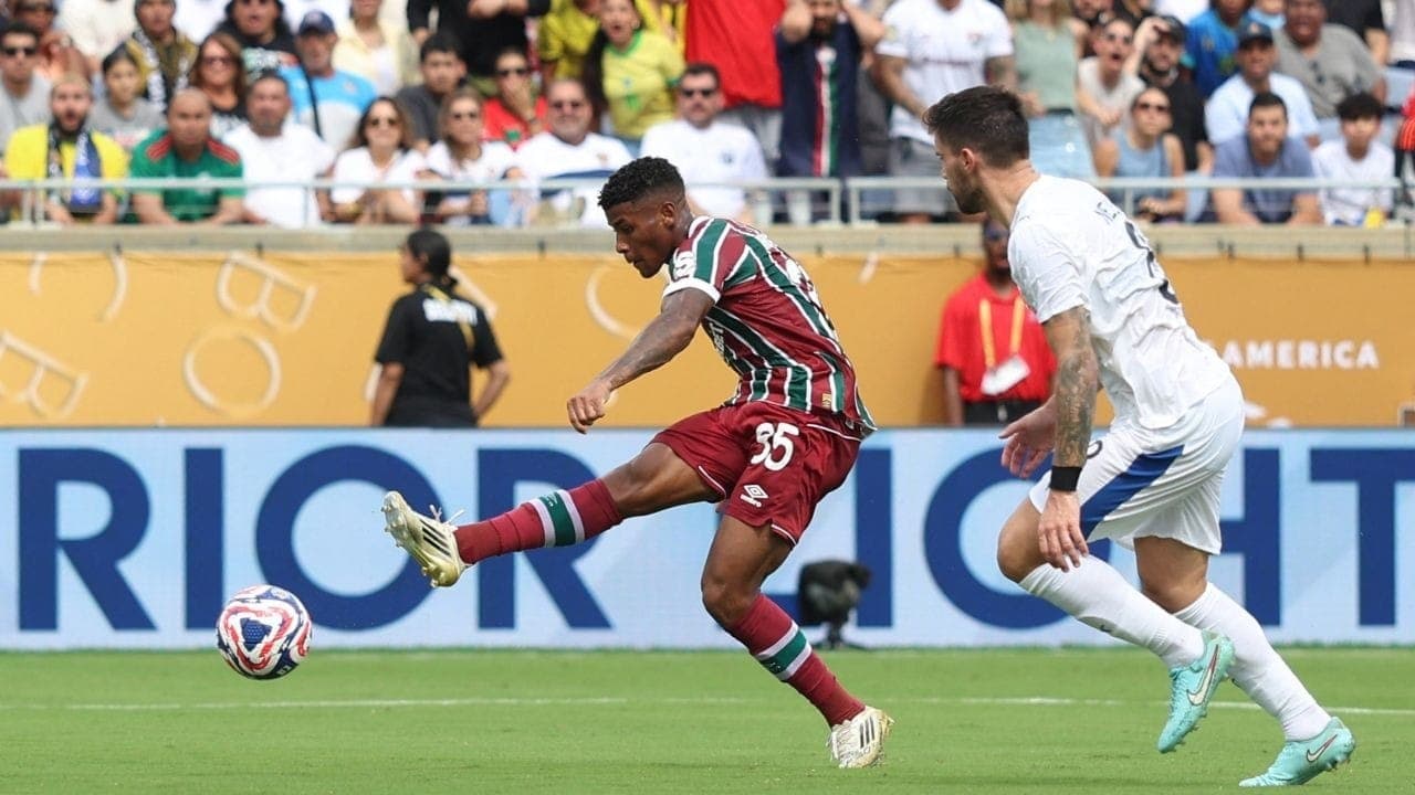 Hércules chuta para marcar contra o Al Hilal
