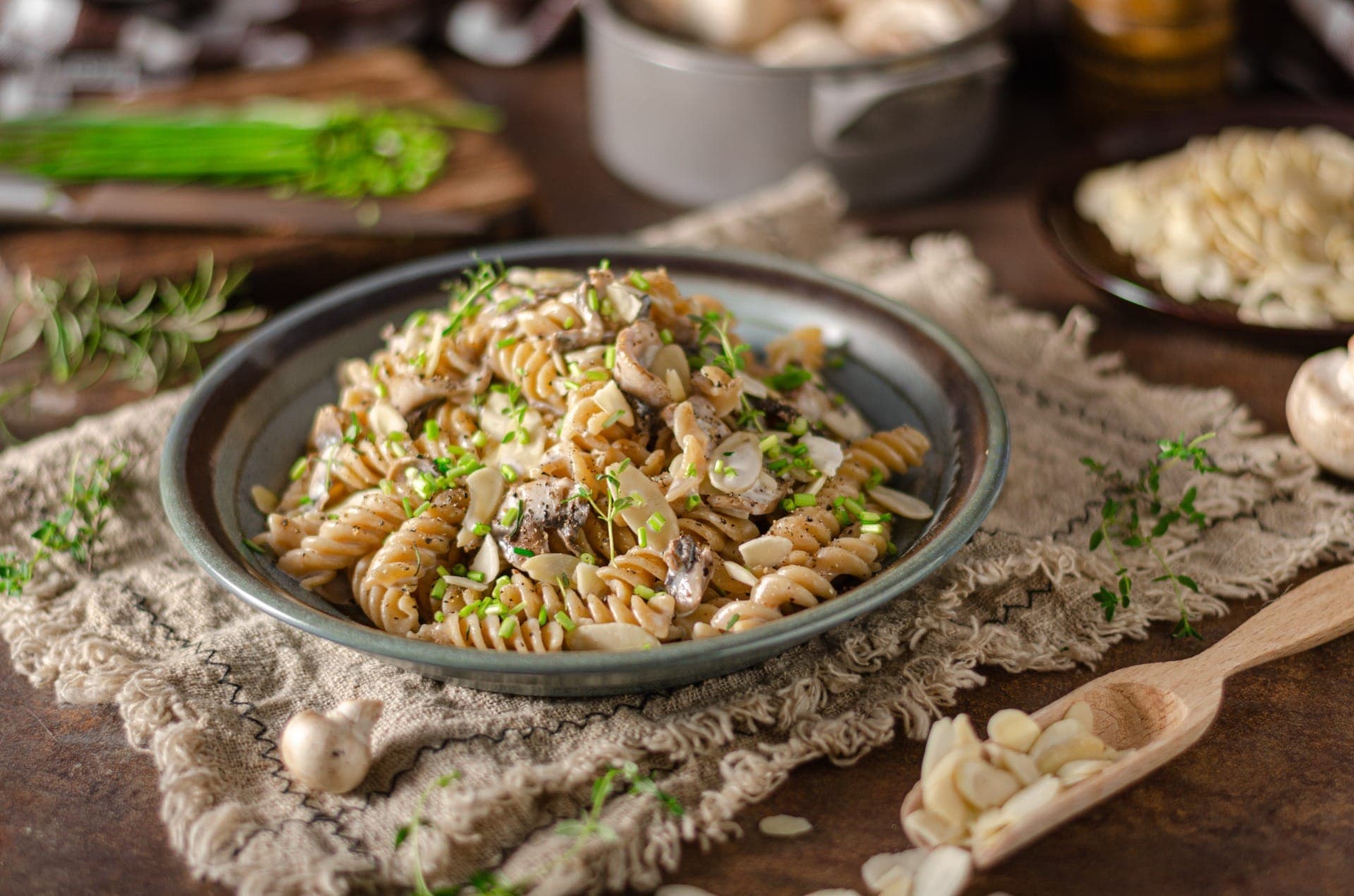 Macarrão cremoso ao molho de cogumelo