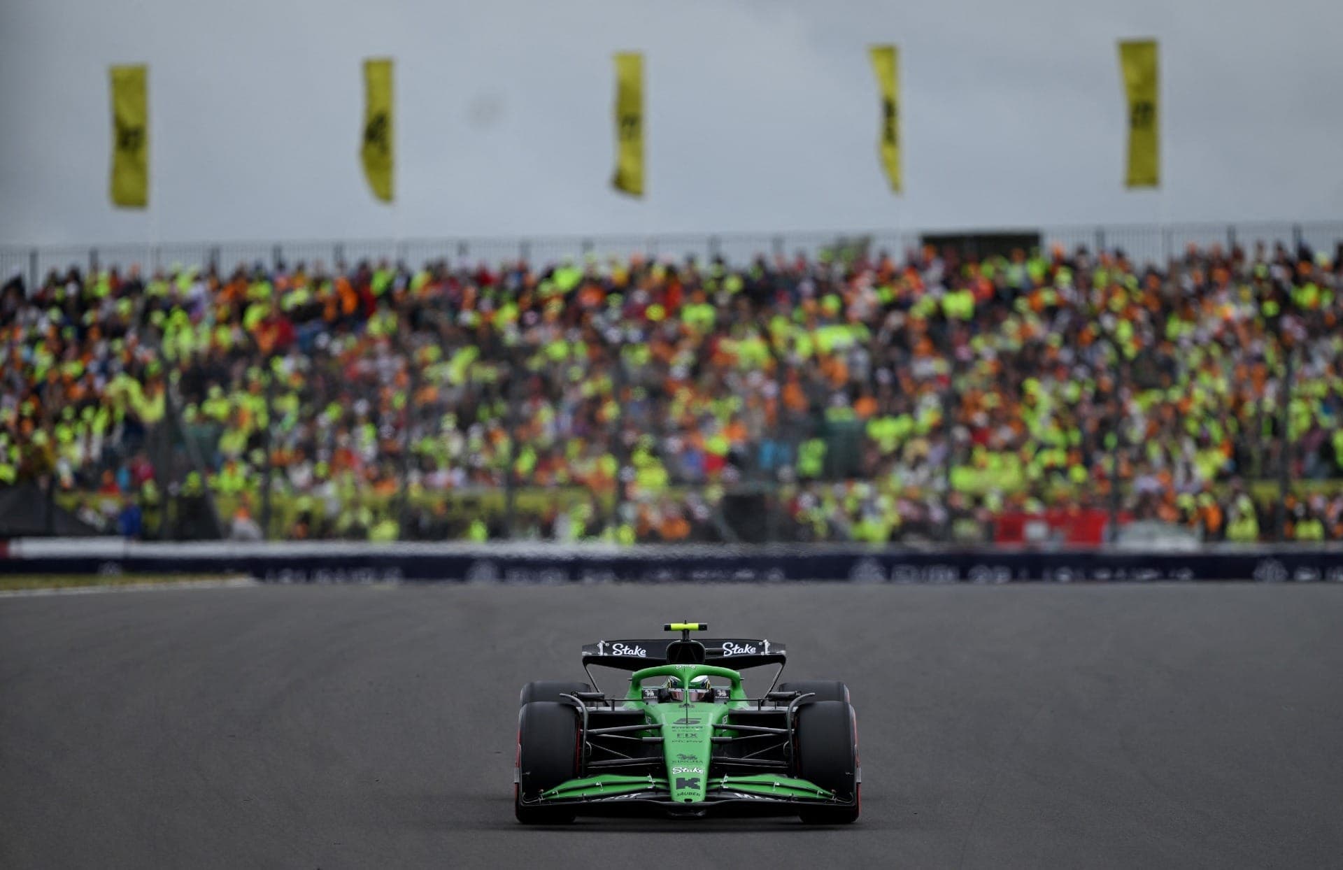 Bortoleto tem pior final de semana na F1 no GP da Inglaterra e vê Hülkenberg no pódio